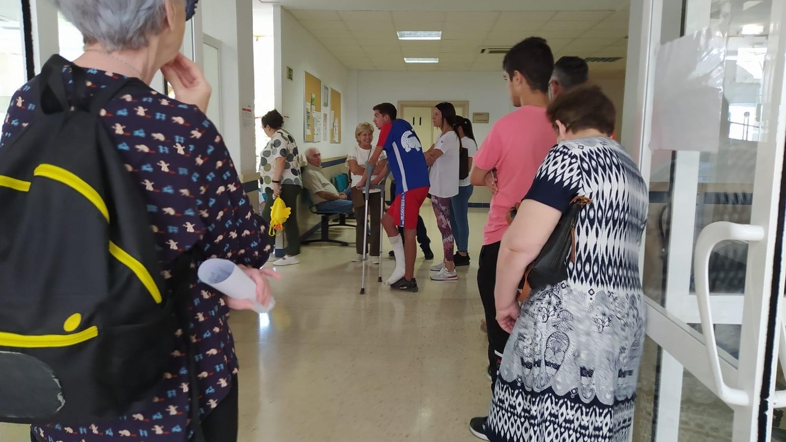 Varias personas hacen cola en el  centro de salud de Estepa.