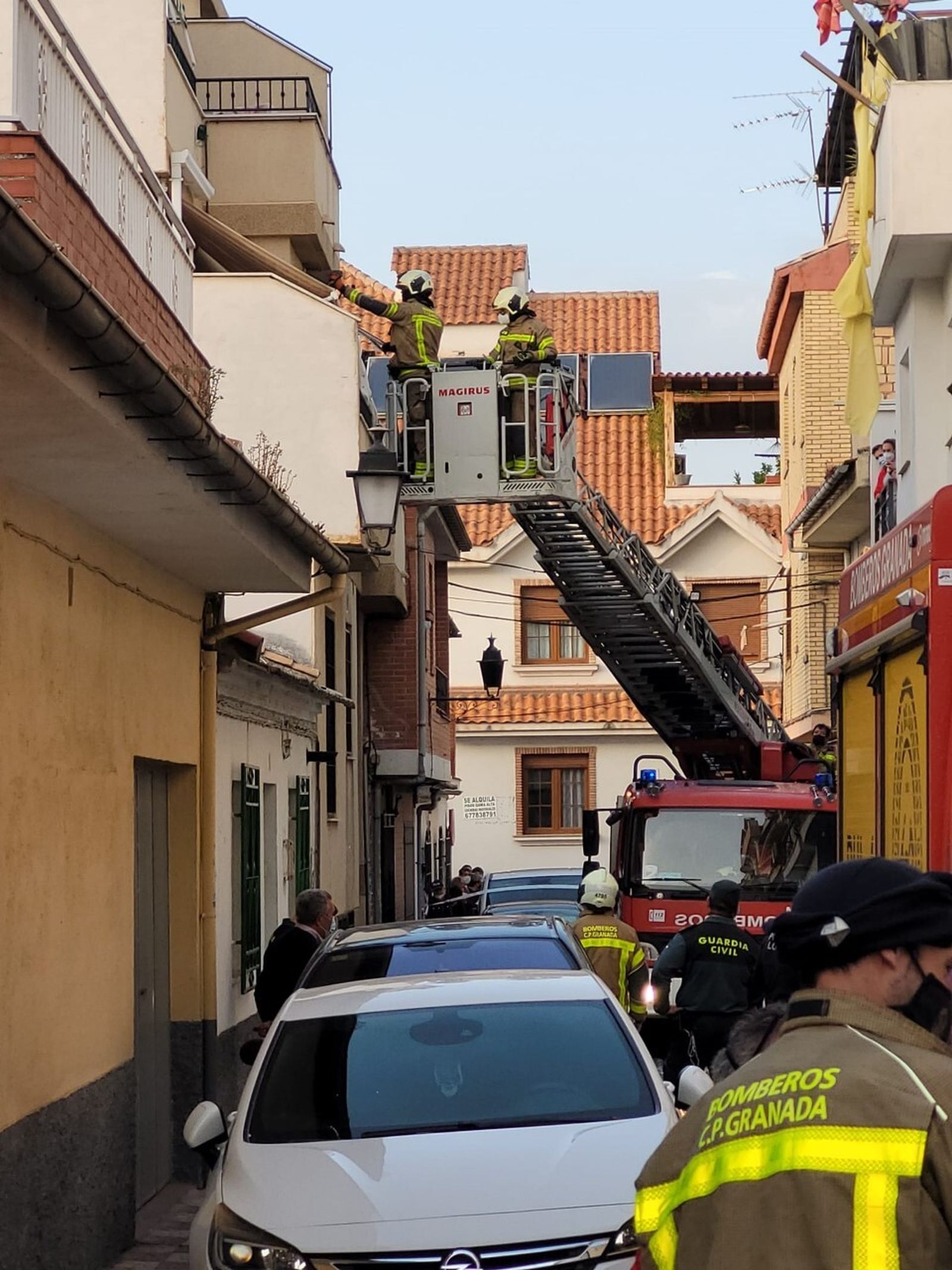 Bomberos en la calle Teruel.