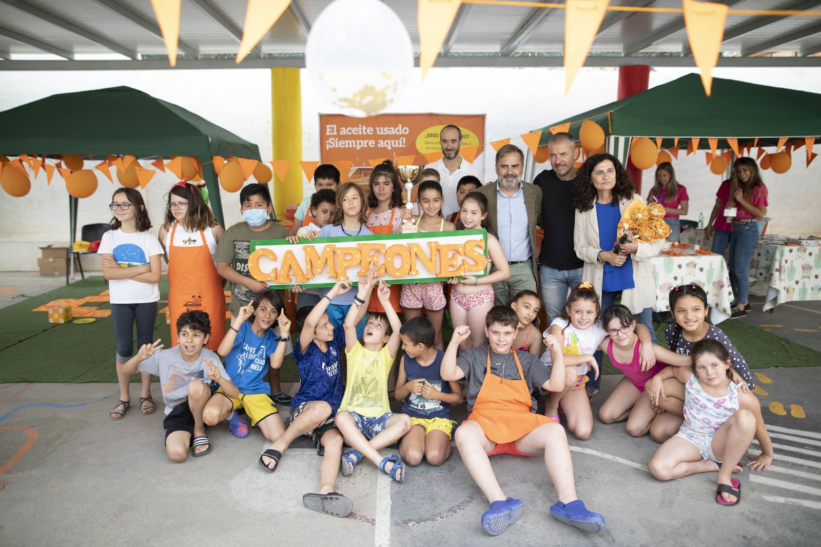 Foto de familia con los ganadores de la Liga.