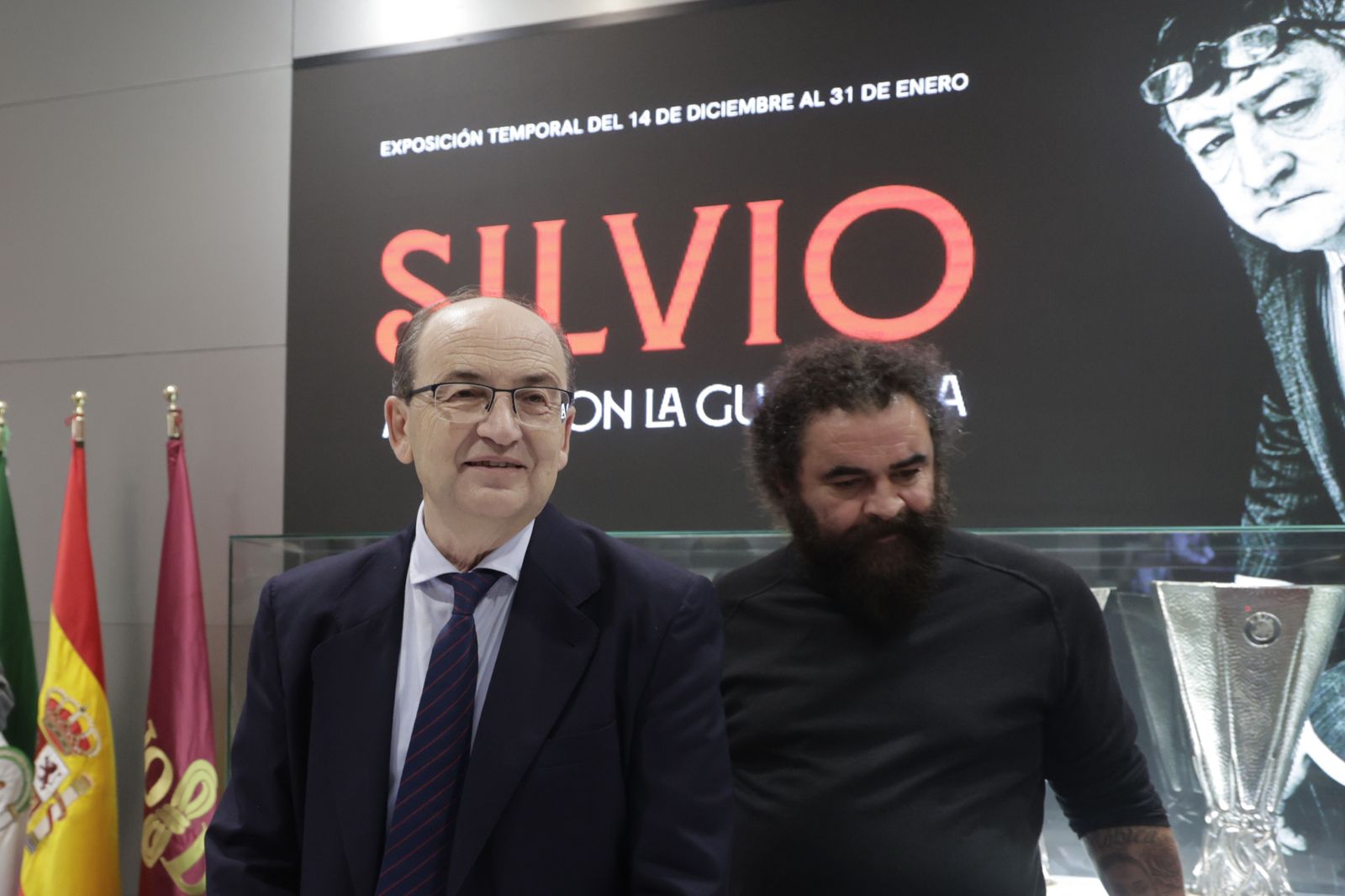 José Castro y El Sevilla, durante la inauguración de la exposición sobre Silvio.