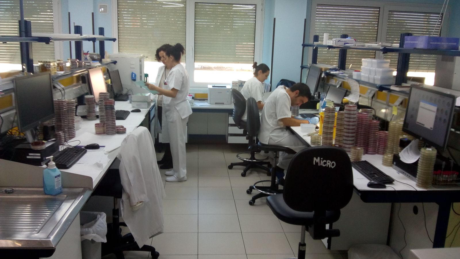 Profesionales de la unidad, en plena jornada de trabajo.