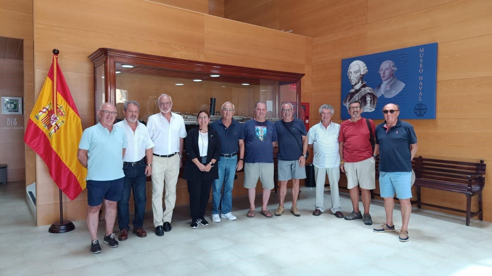 Joaquín Lluch, Pepe Gomila, Manolo Pedreño, Vicente Villegas, Antonio Martín, José Juan Santos, Andrés Arroyo y Manuel Barea, durante la visita al Museo Naval de San Fernando.