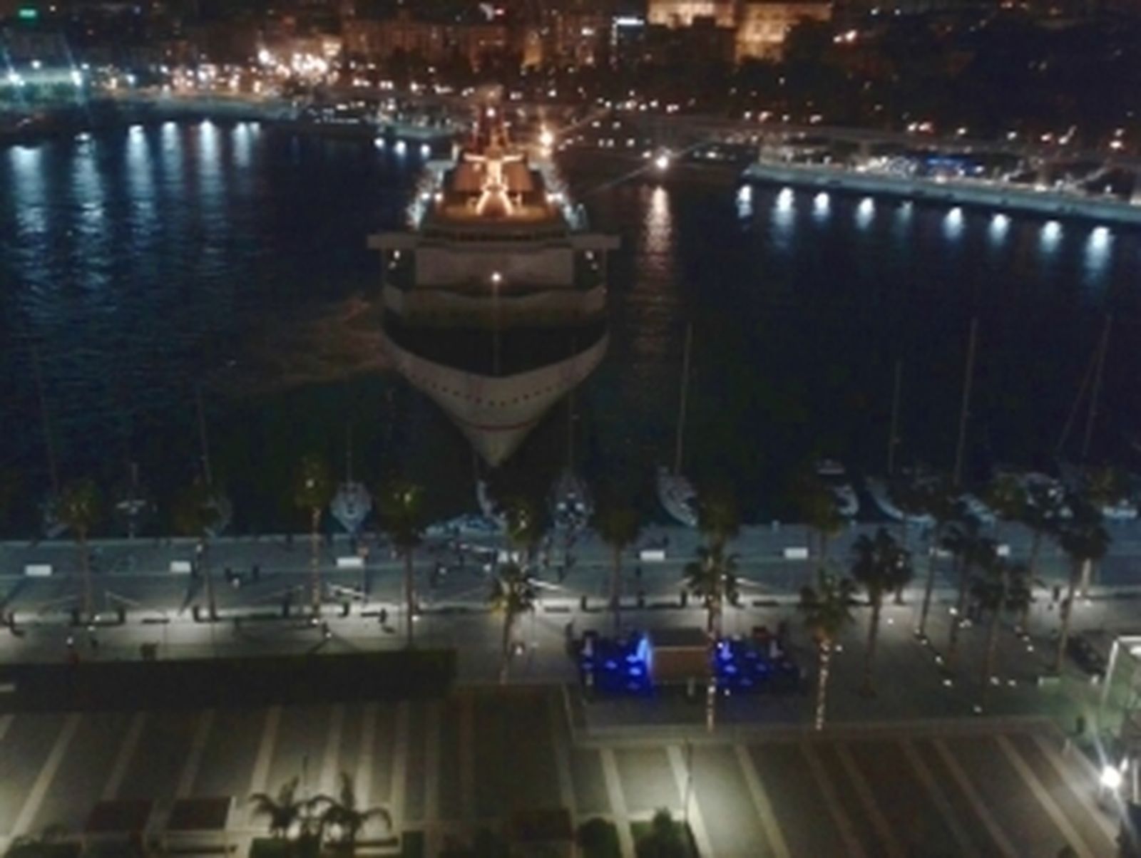 El Melillero colisiona contra un yate en el Muelle Uno