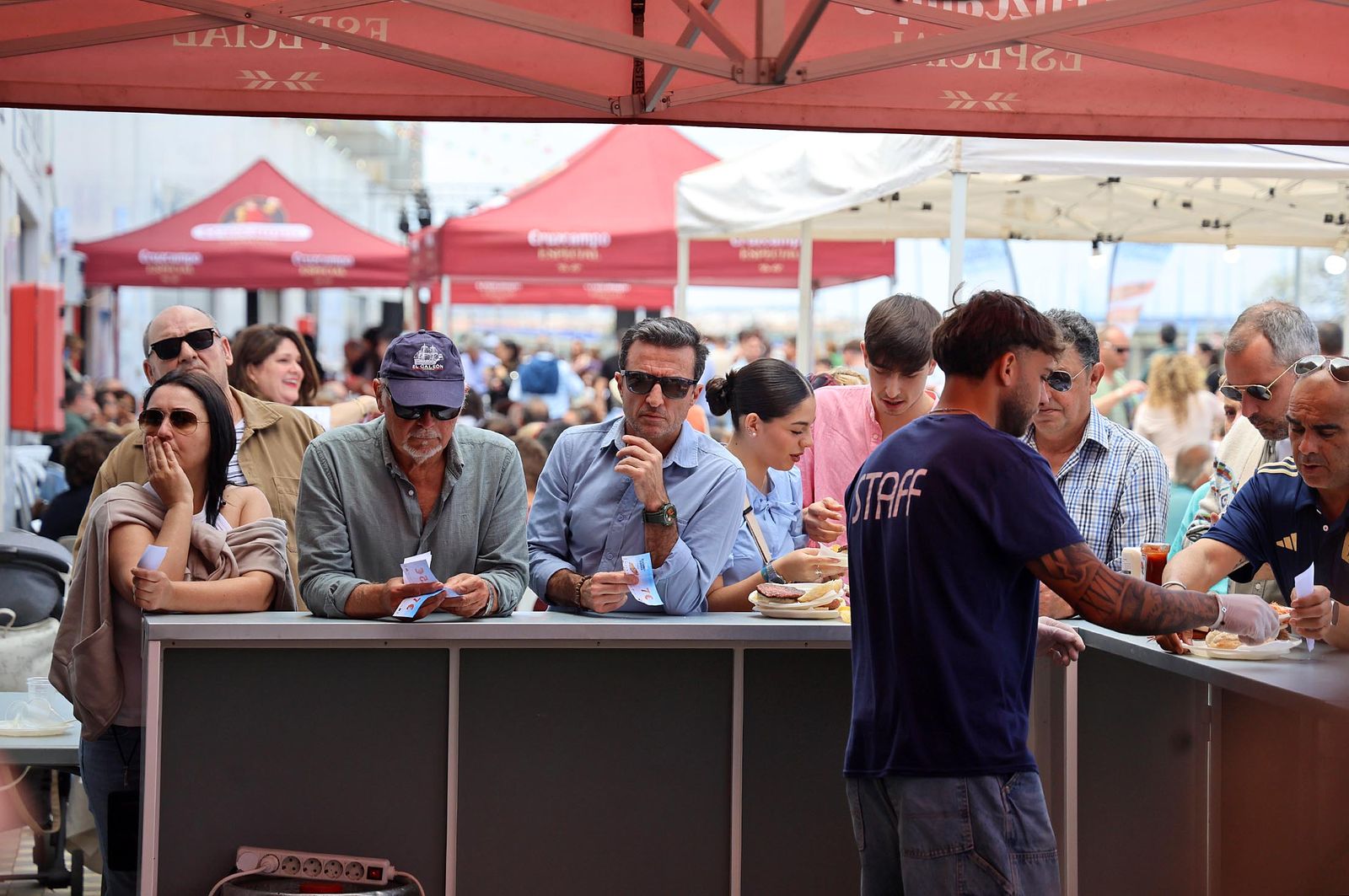 Imágenes del ambiente en la Feria de la Gamba y el Marisco de Huelva