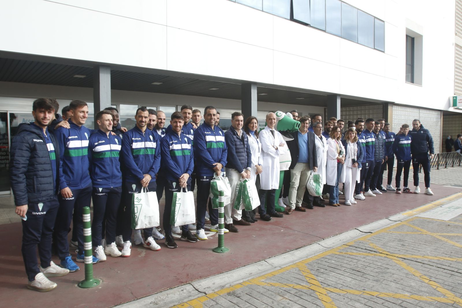 La visita del Córdoba CF al Hospital Reina Sofía, en imágenes