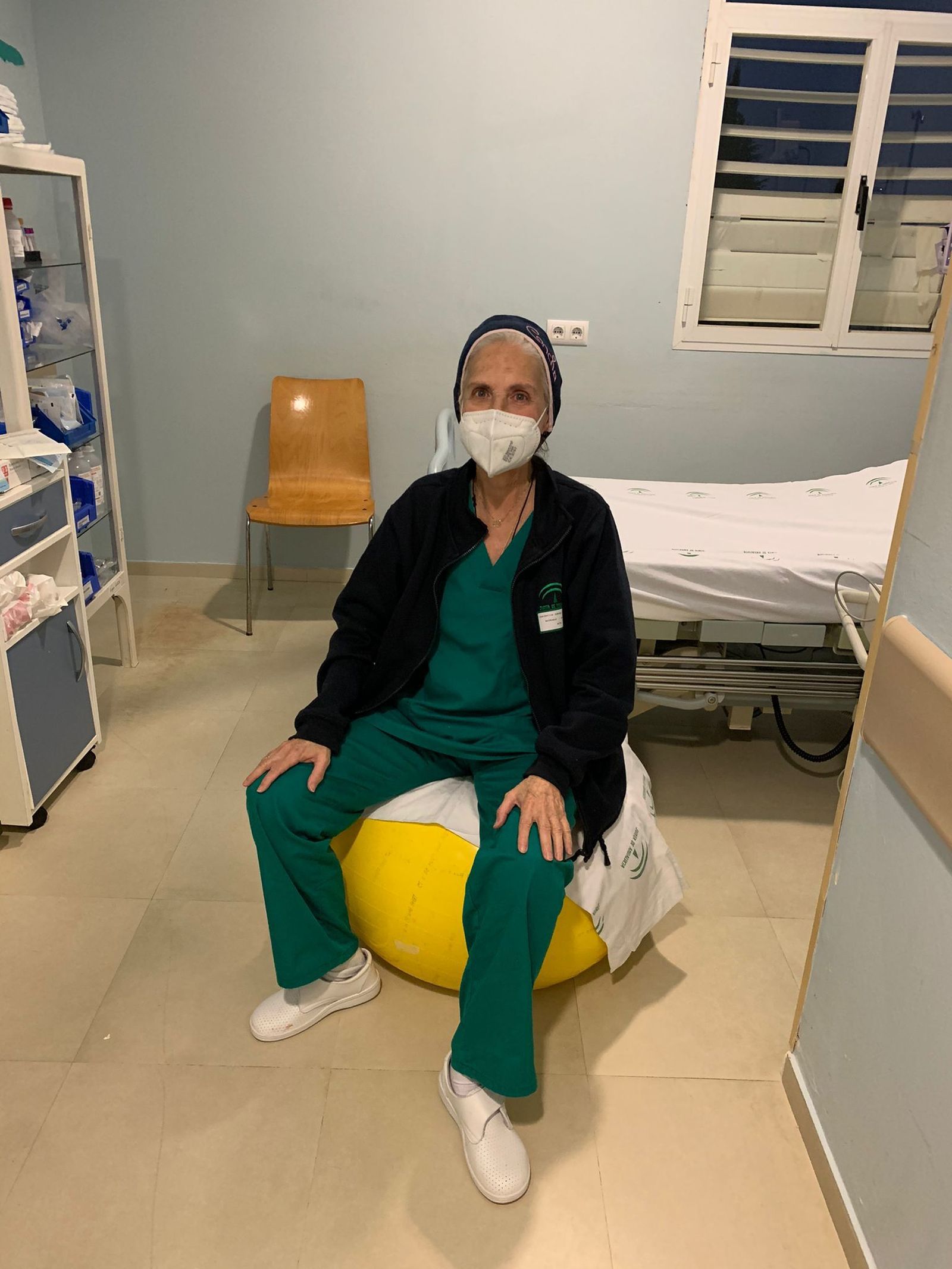 Concha Gamundi sentada sobre una pelota de dilatación en el Hospital de Puerto Real.