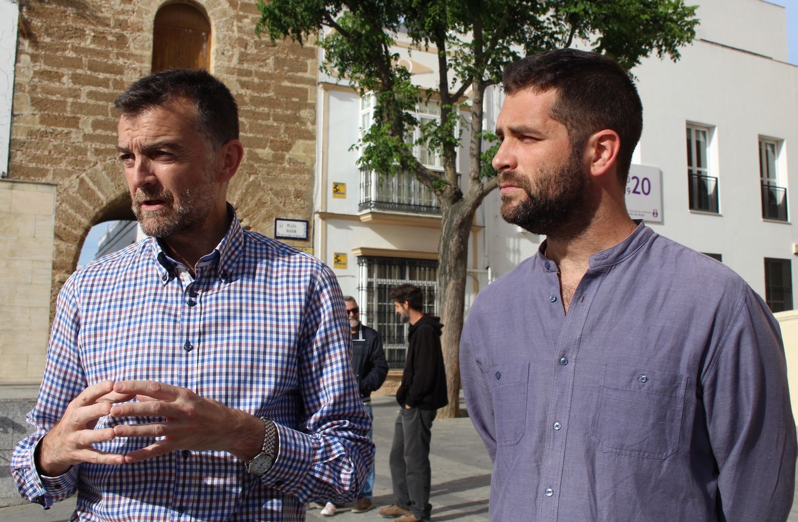 Antonio Maíllo con el alcaldable de IU, Roberto Palmero, ayer en la Plaza Mayor.