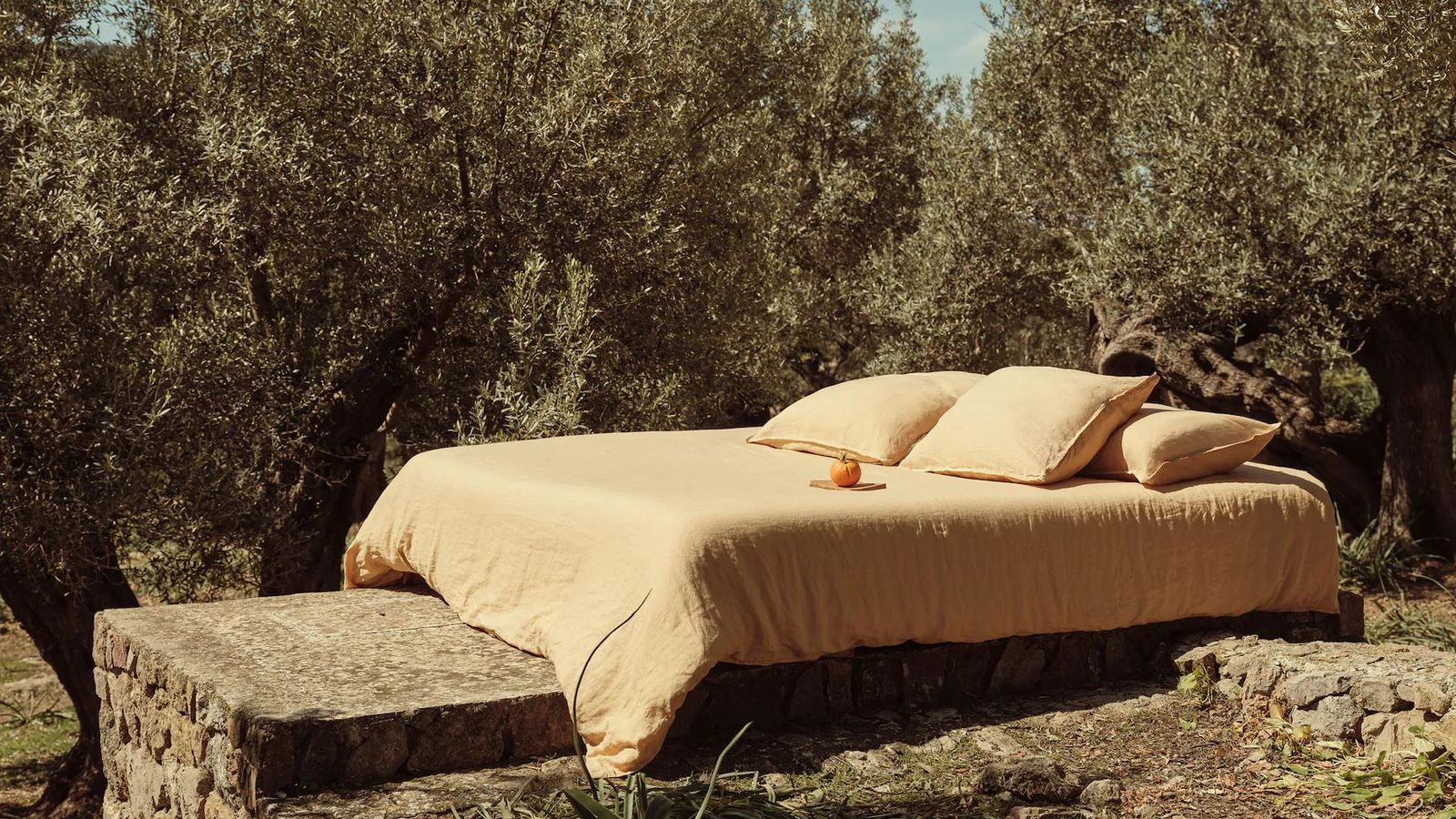 Juego de cama completo de la nueva colección de hogar de Mango Home.