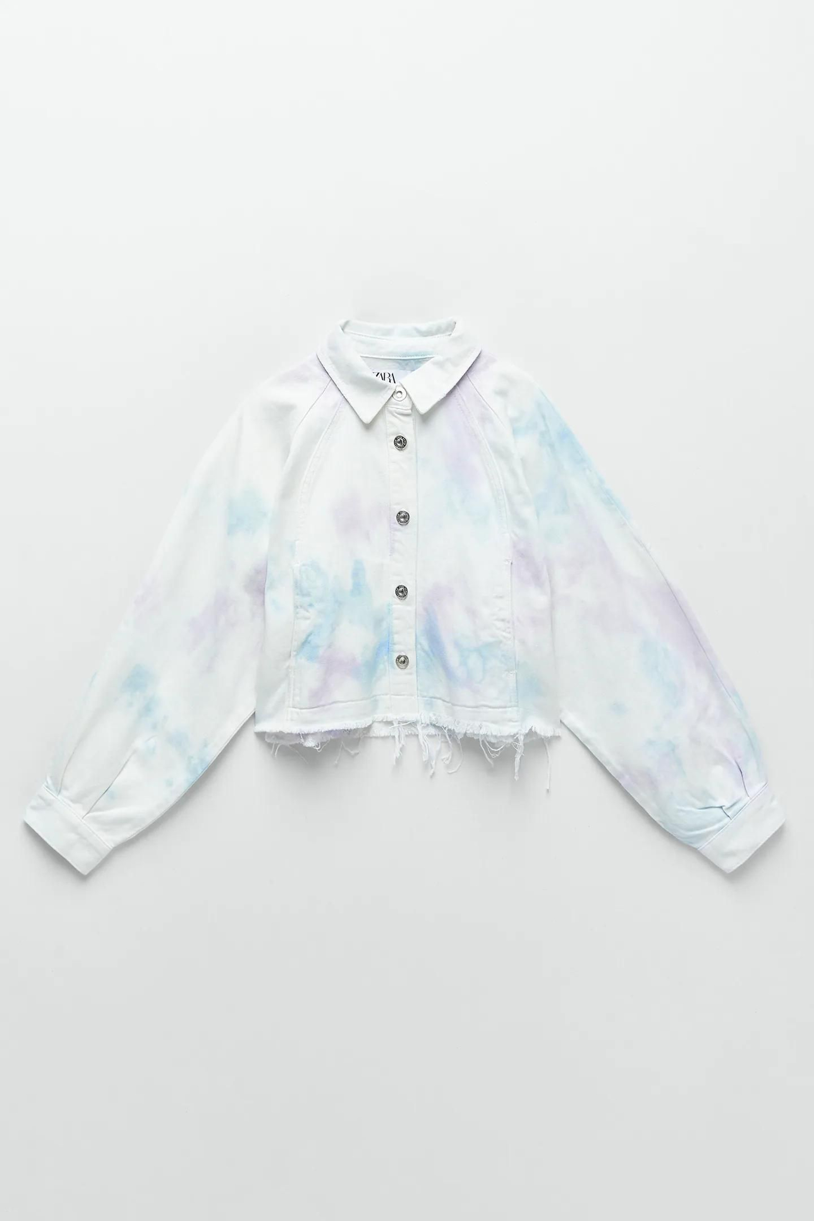 Chaqueta vaquera 'tie dye' de Zara.