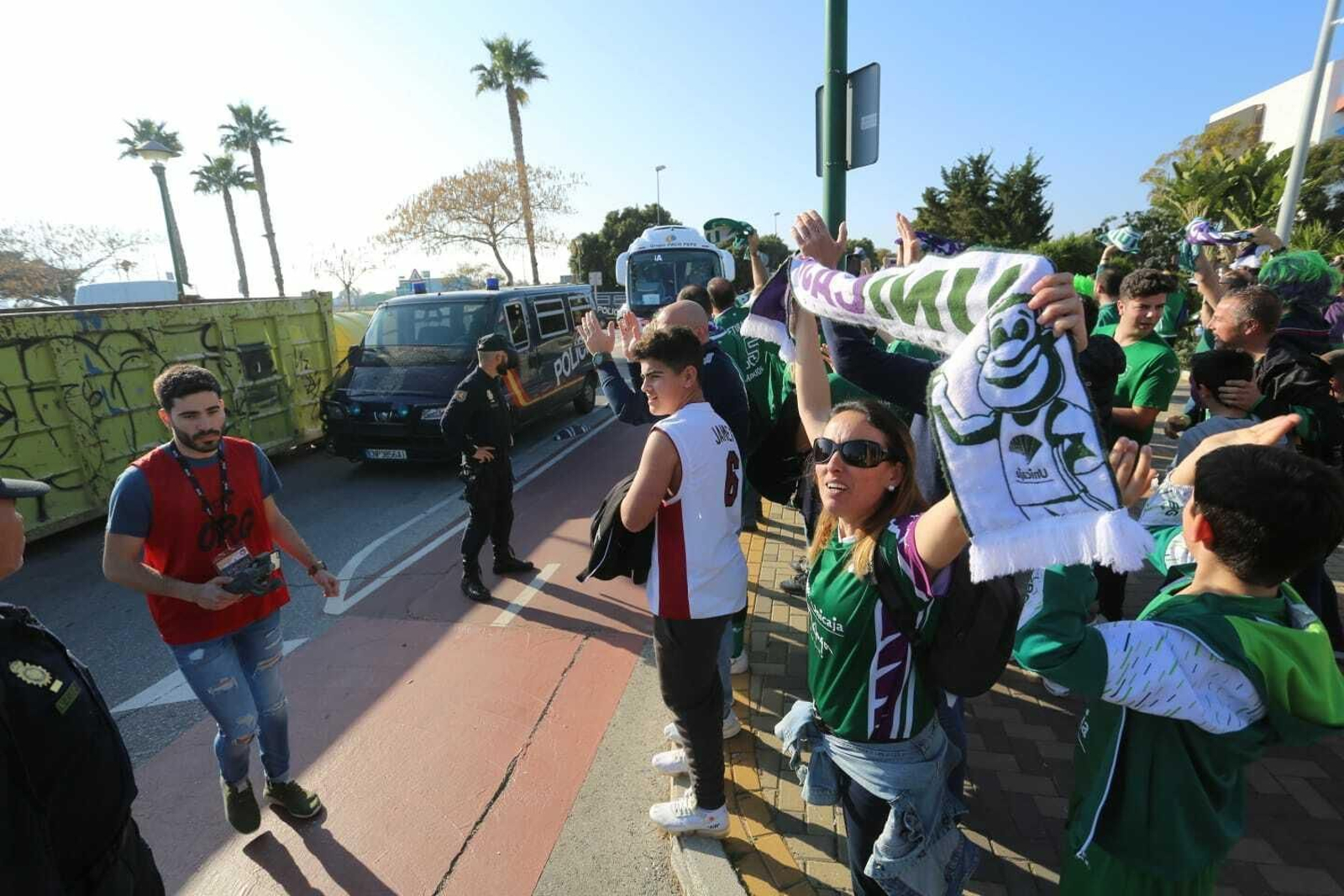 El recibimiento de la afición al Unicaja a su llegada al Martín Carpena para jugar la final de la Copa Del Rey