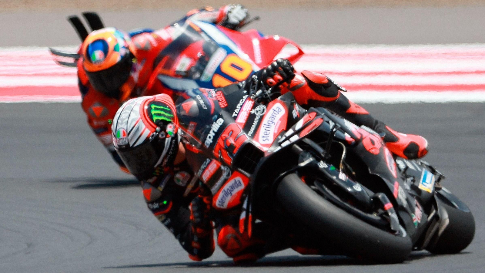 El piloto italiano Marco Bezzecchi coge una curva en la carrera de sprint del Gran Premio de Indonesia.