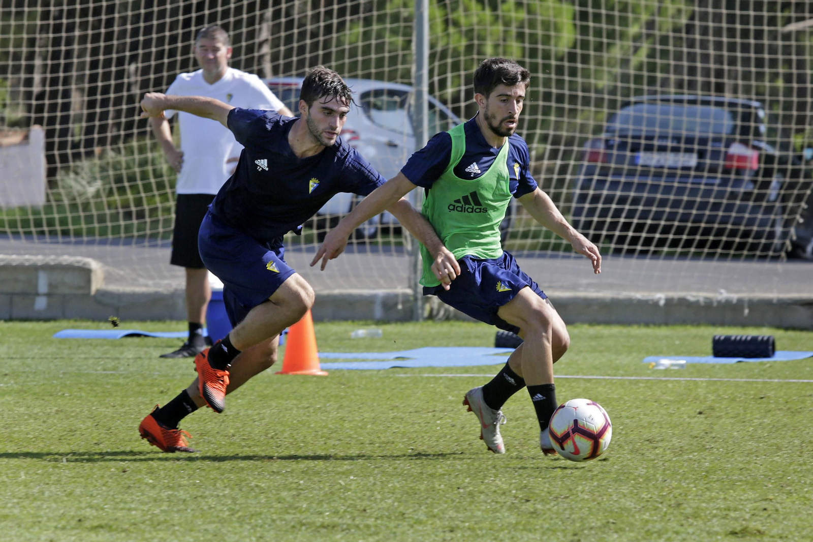 Carmona intenta arrebatar el balón a Jairo durante un entrenamiento.