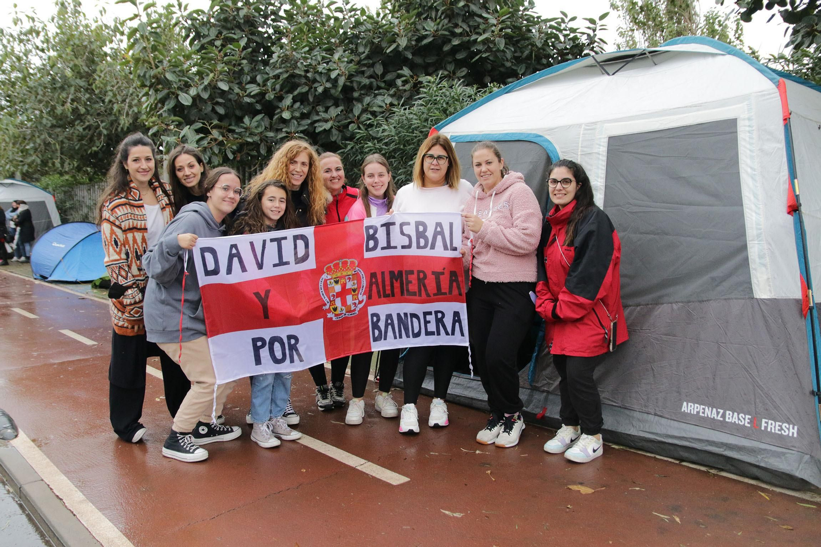 Las fans de David Bisbal acampan junto al estadio para no perder su sitio en la cola