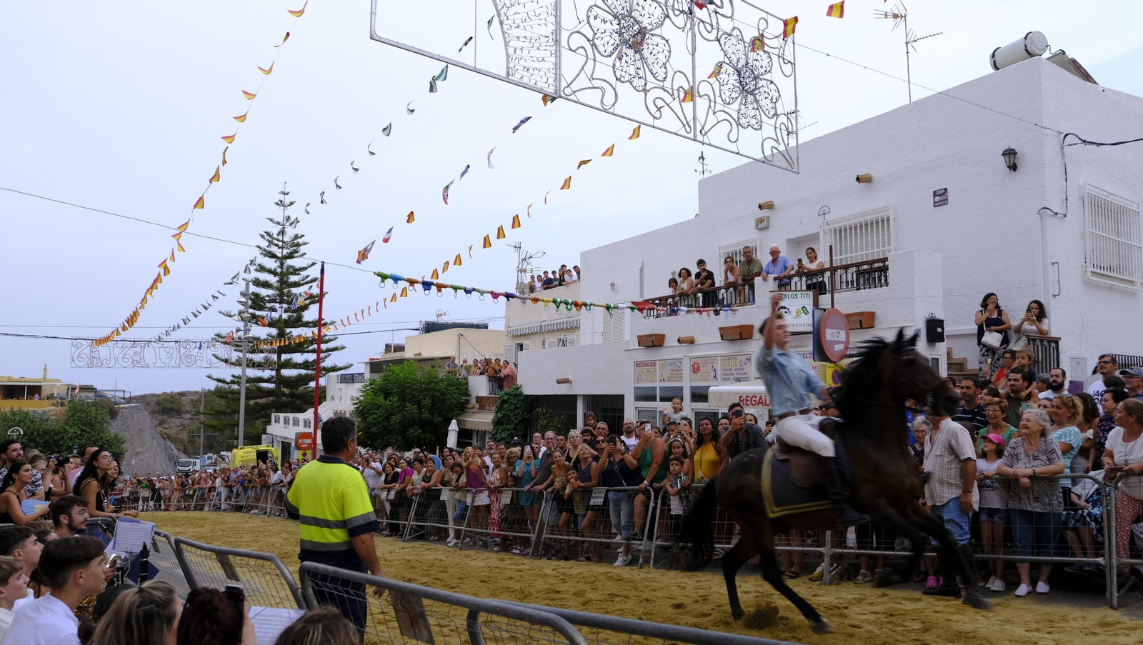 La popular carrera de cintas a caballo de las Fiestas de Mojácar, en imágenes