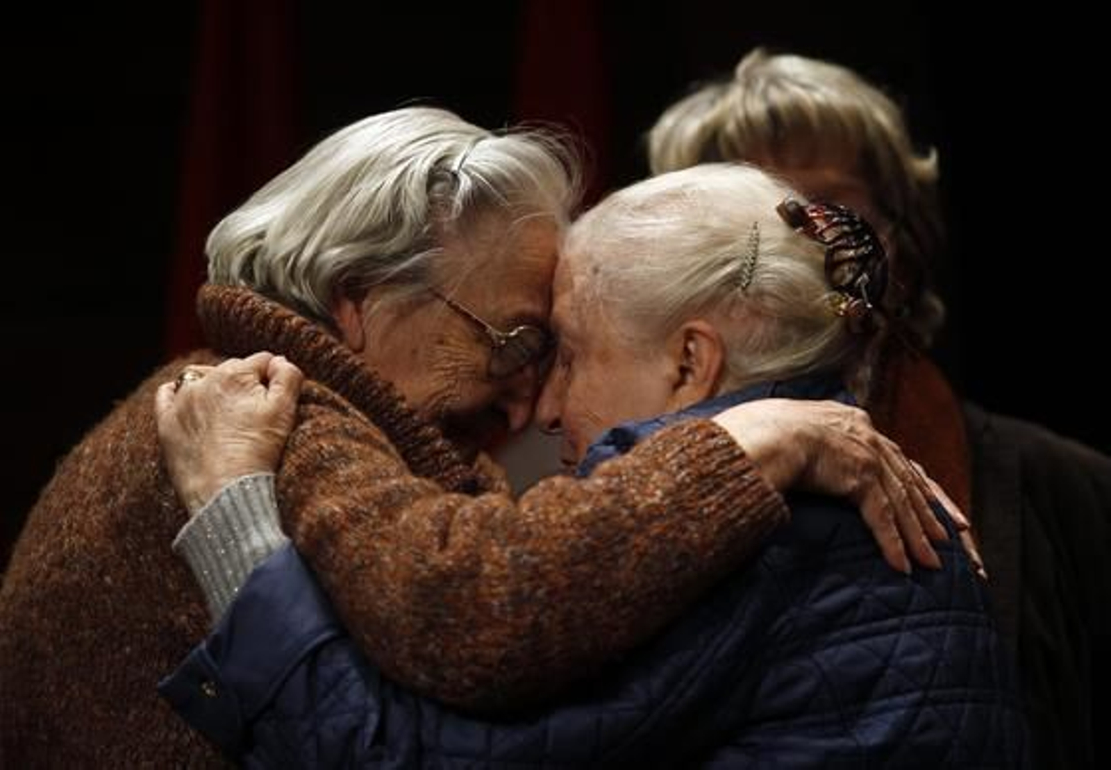 La viuda recibe el apoyo y los anímos de sus amigos.

Foto: EFE