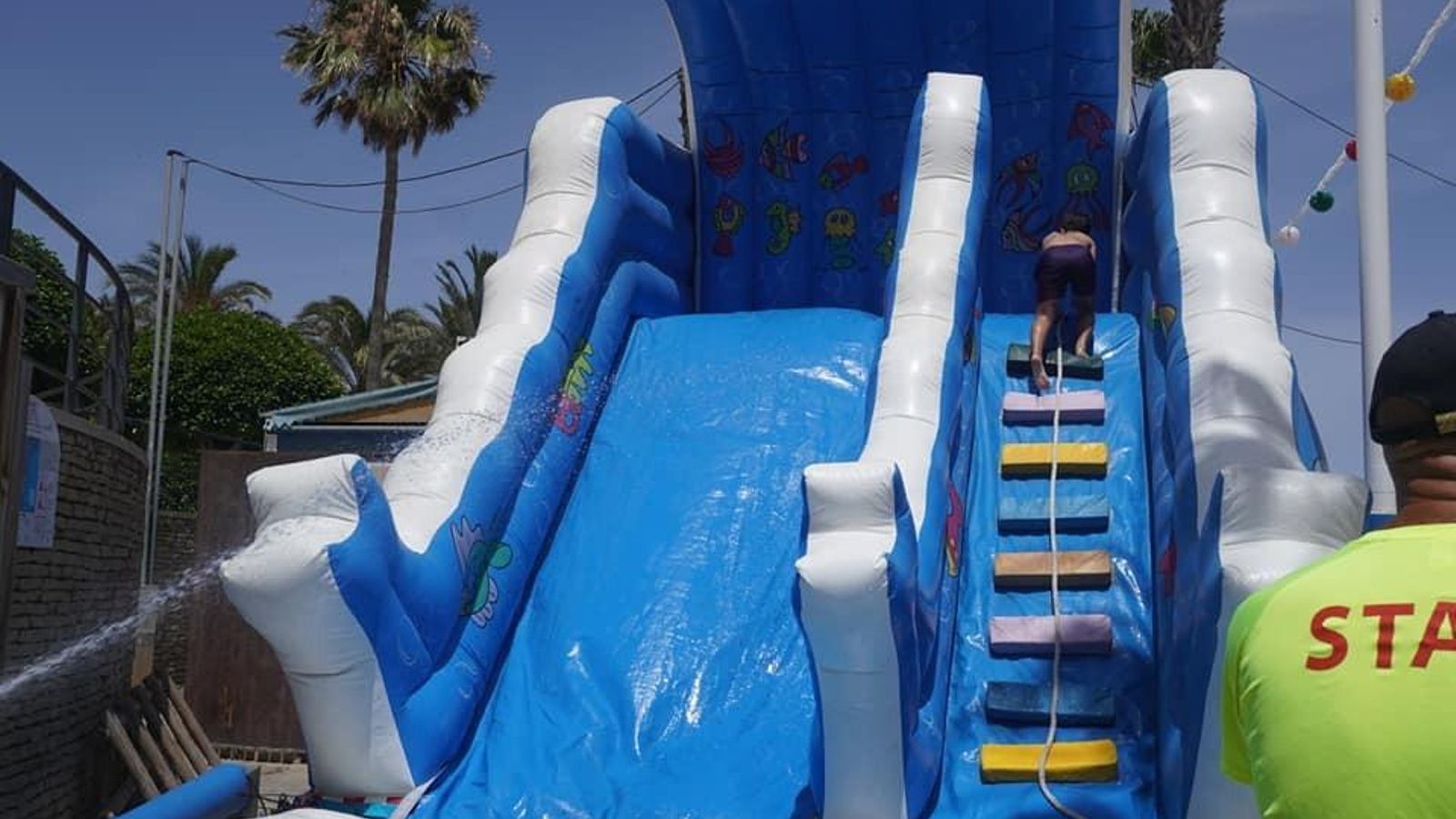 Hinchables y agua para dar carpetazo al calor.