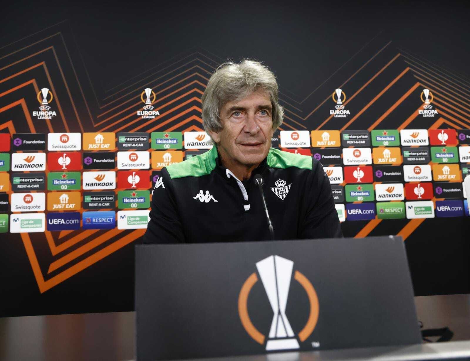 Pellegrini, antes del inicio de la rueda de prensa ofrecida en el Benito Villamarín.
