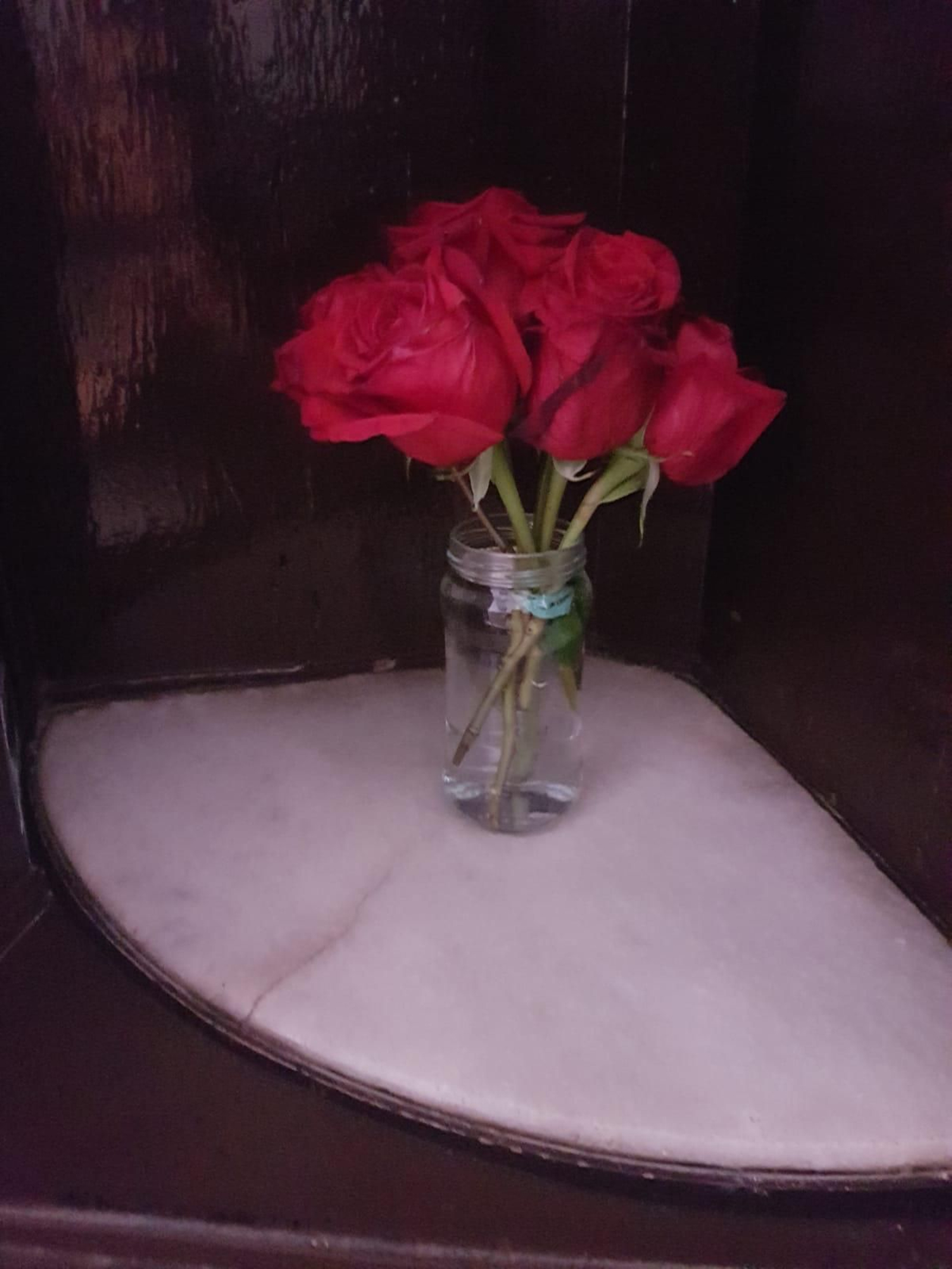 Rosas rojas del Caminito dejadas en el torno de las carmelitas descalzas.