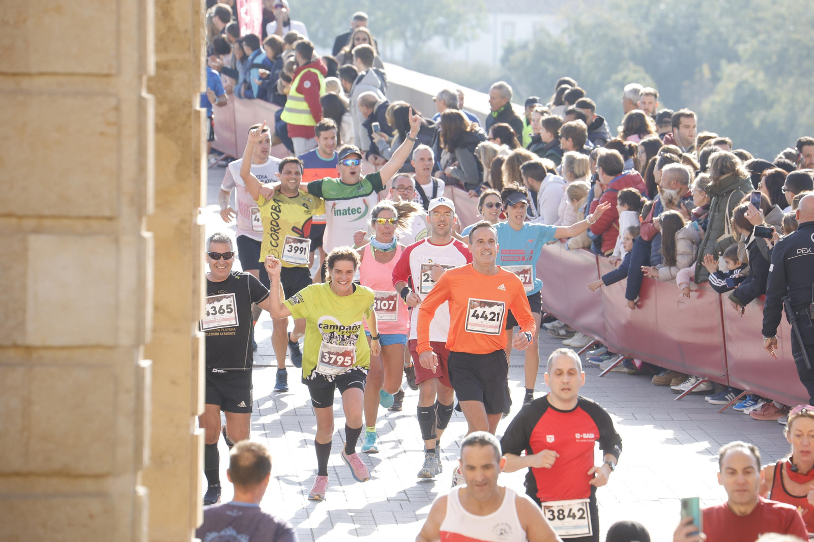 Media Maratón de Córdoba 2023: La gloria de cruzar la Puerta del Puente, en imágenes