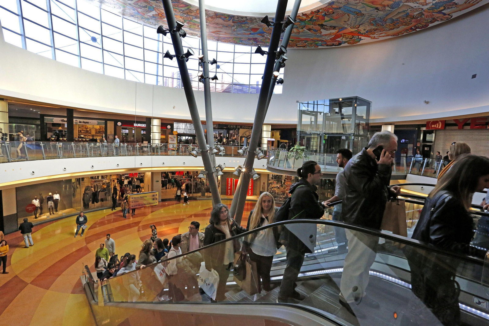 Clientes de Área Sur en el interior de las instalaciones comerciales el pasado mes de enero.