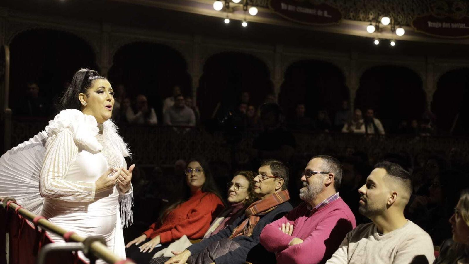 Lola Vega, durante el inicio de la actuación del coro 'La voz'.