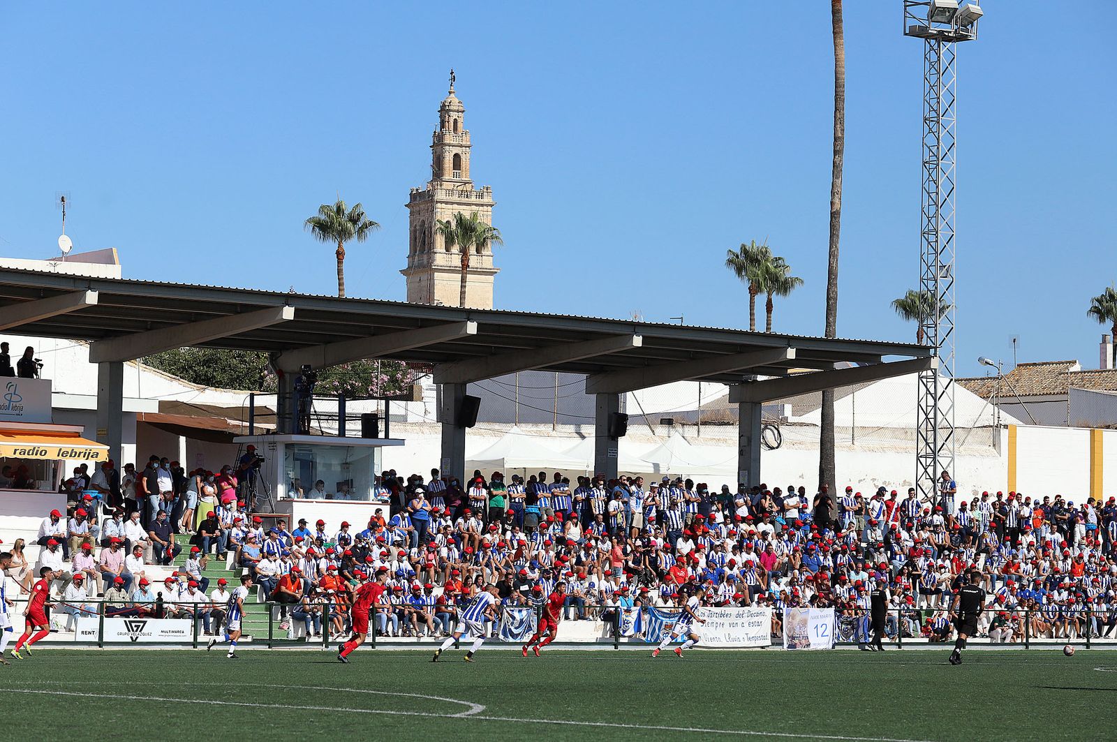 Imágenes de la afición más fiel del Recre en su visita al campo del Antoniano