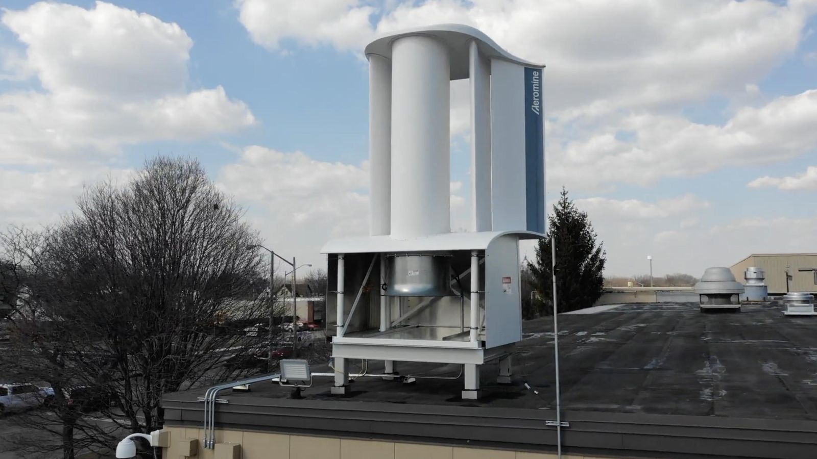 El aerogenerador va sobre el tejado de la viviendo o edificio