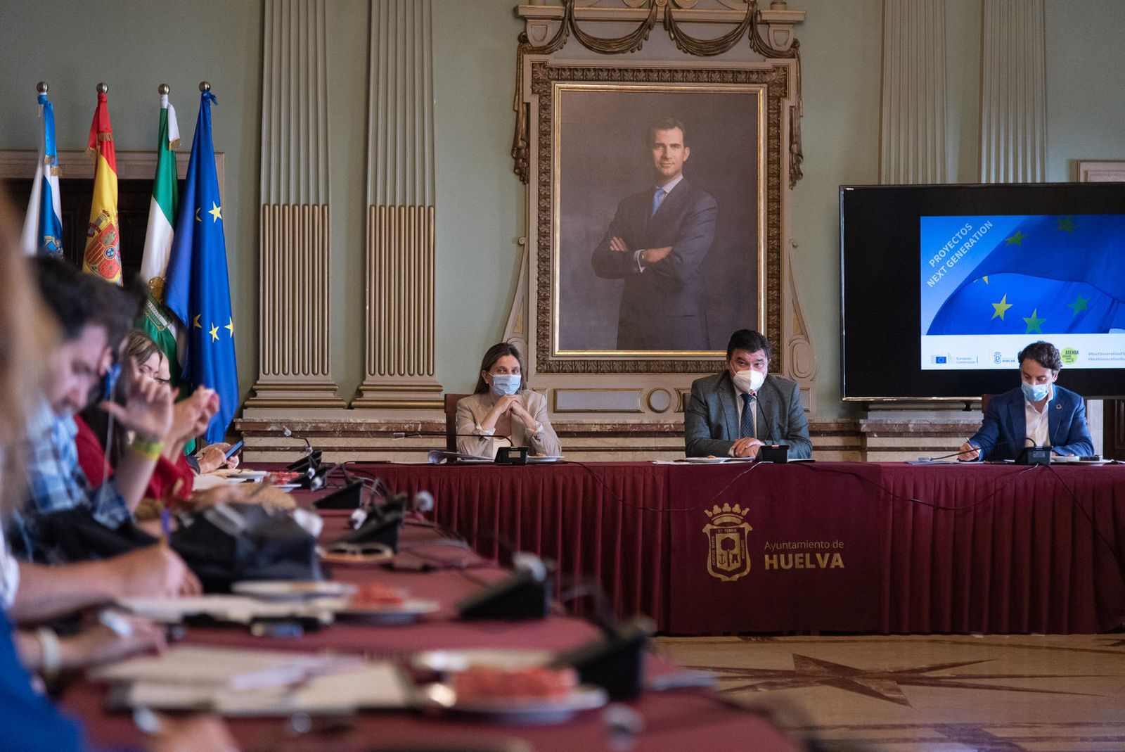 El alcalde, Gabriel Cruz, acompañado por María Villadeamigo y Jesús Bueno, durante la presentación de los fondos Next Generation ayer.