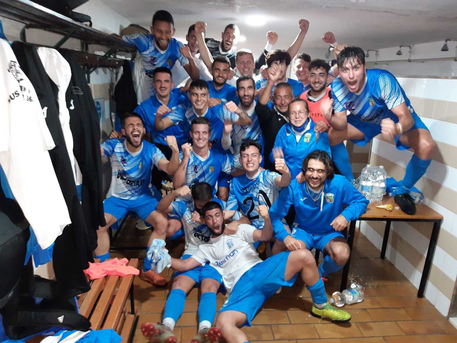 Los jugadores del Guadalcacín celebraron a lo grande el triunfo en el vestuario.