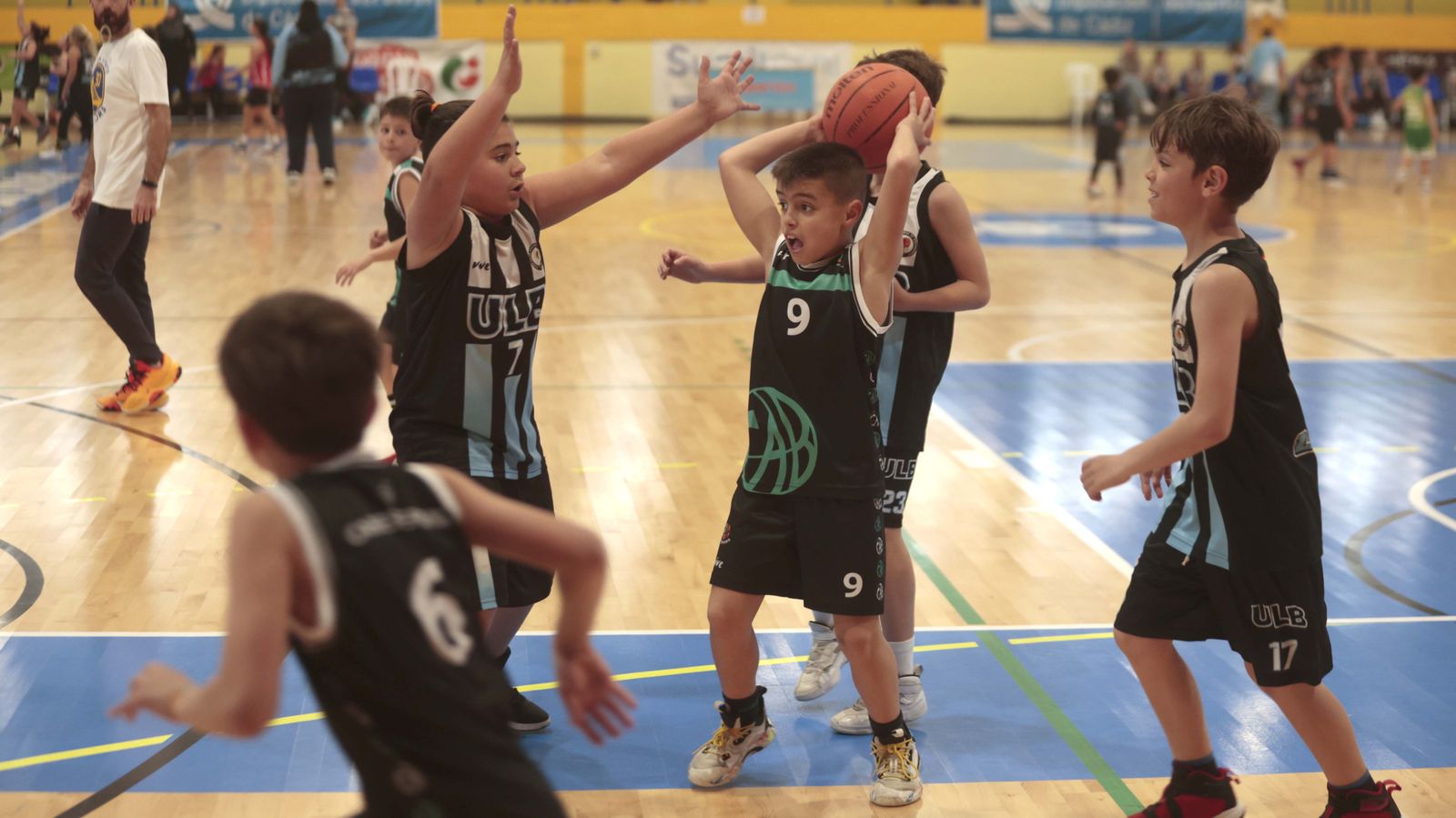 Las fotos de la primera jornada del torneo Semana Santa de baloncesto de la Línea