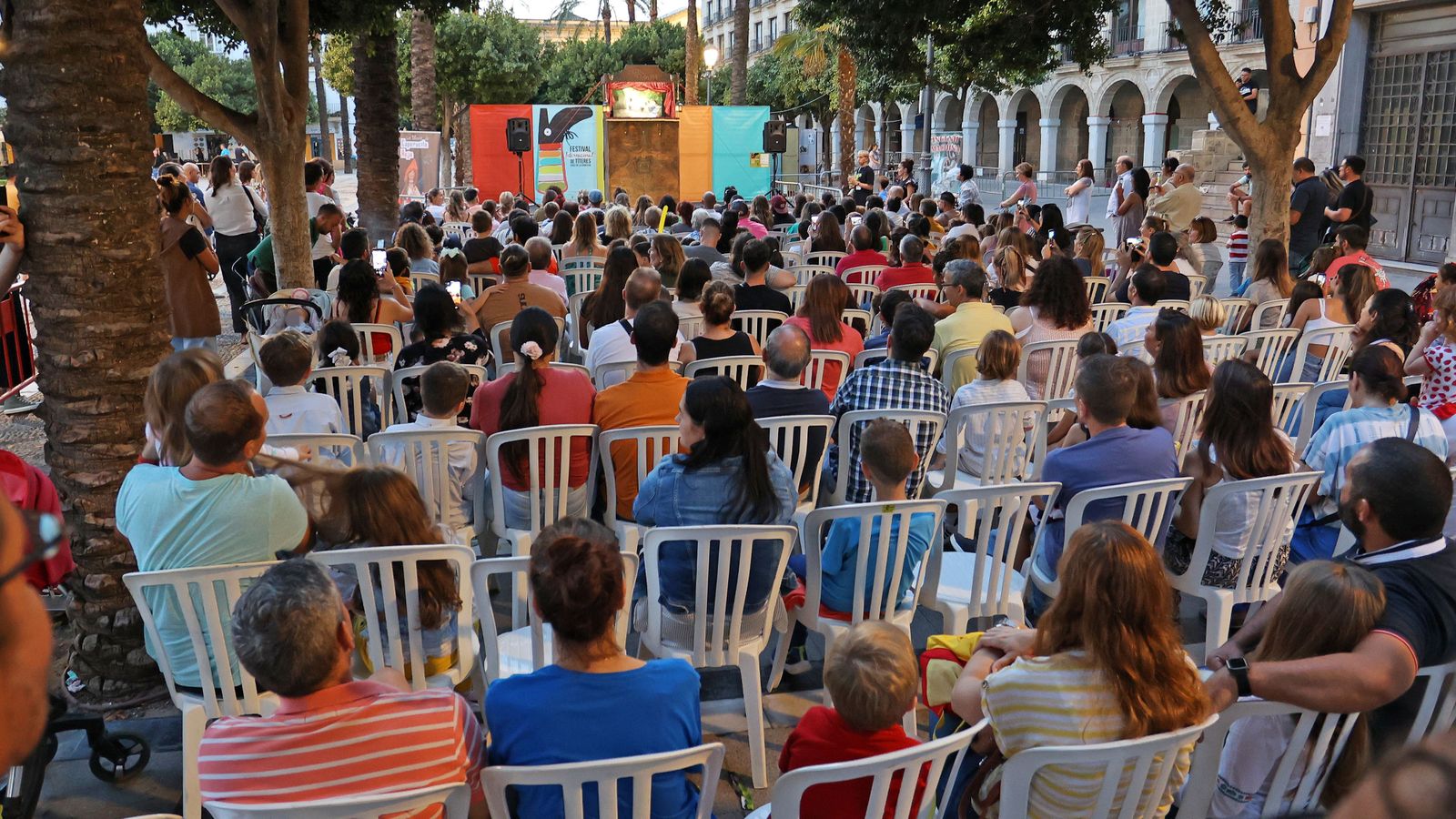Uno de los espectáculos de títeres en la plaza del Arenal, días atrás.