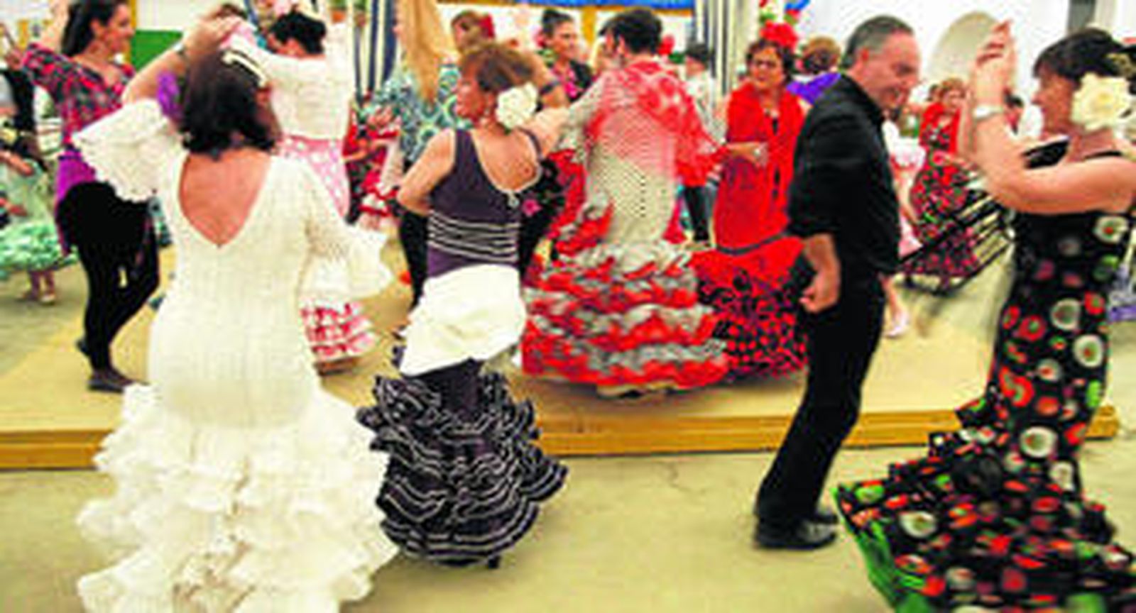 Un grupo baila en una de las casetas del recinto ferial de Las Banderas. La buena afluencia de público está siendo una de las notas dominantes de esta edición.
