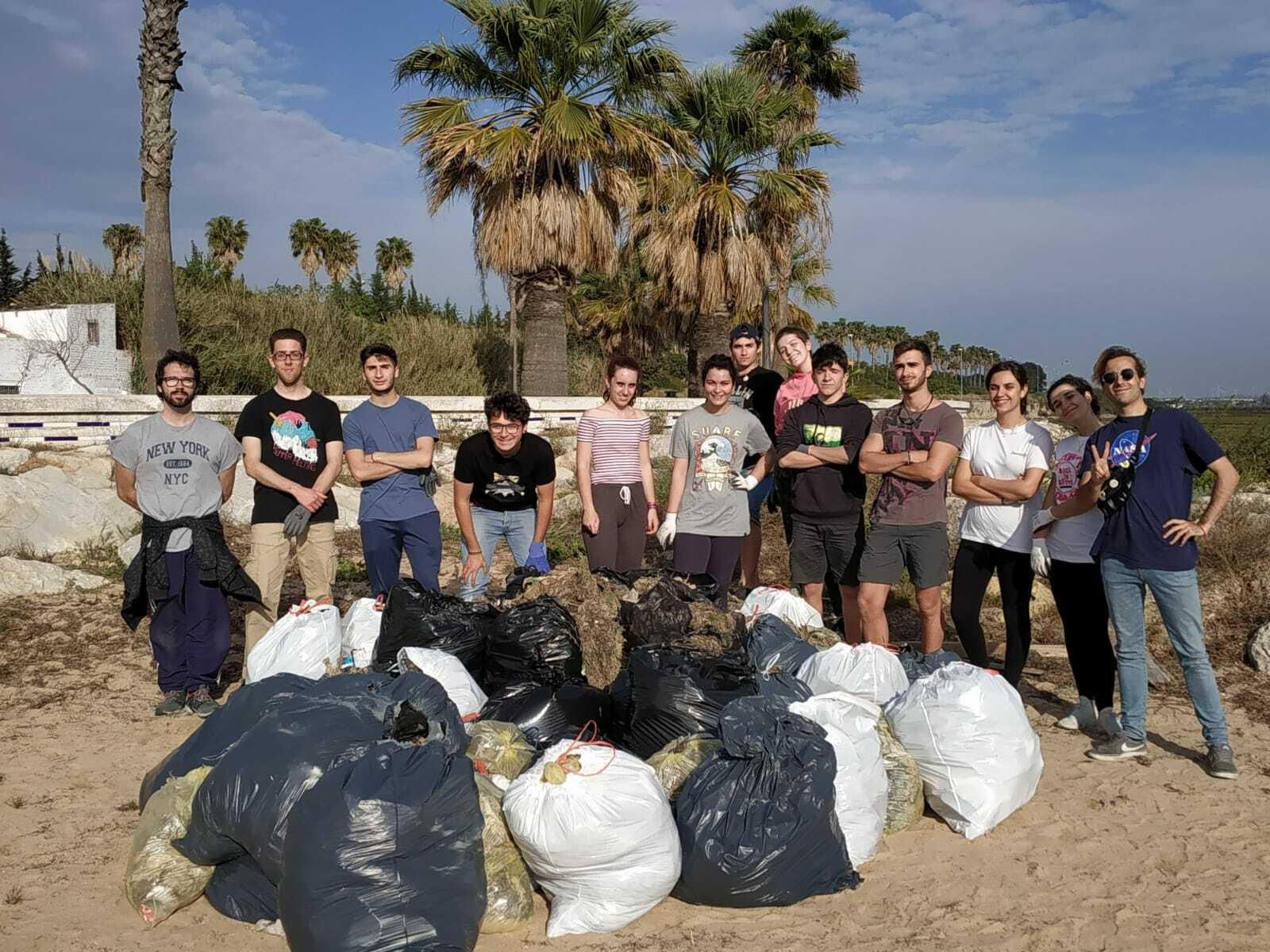 Grupo de estudiantes voluntarios en una de sus jornadas de limpieza.