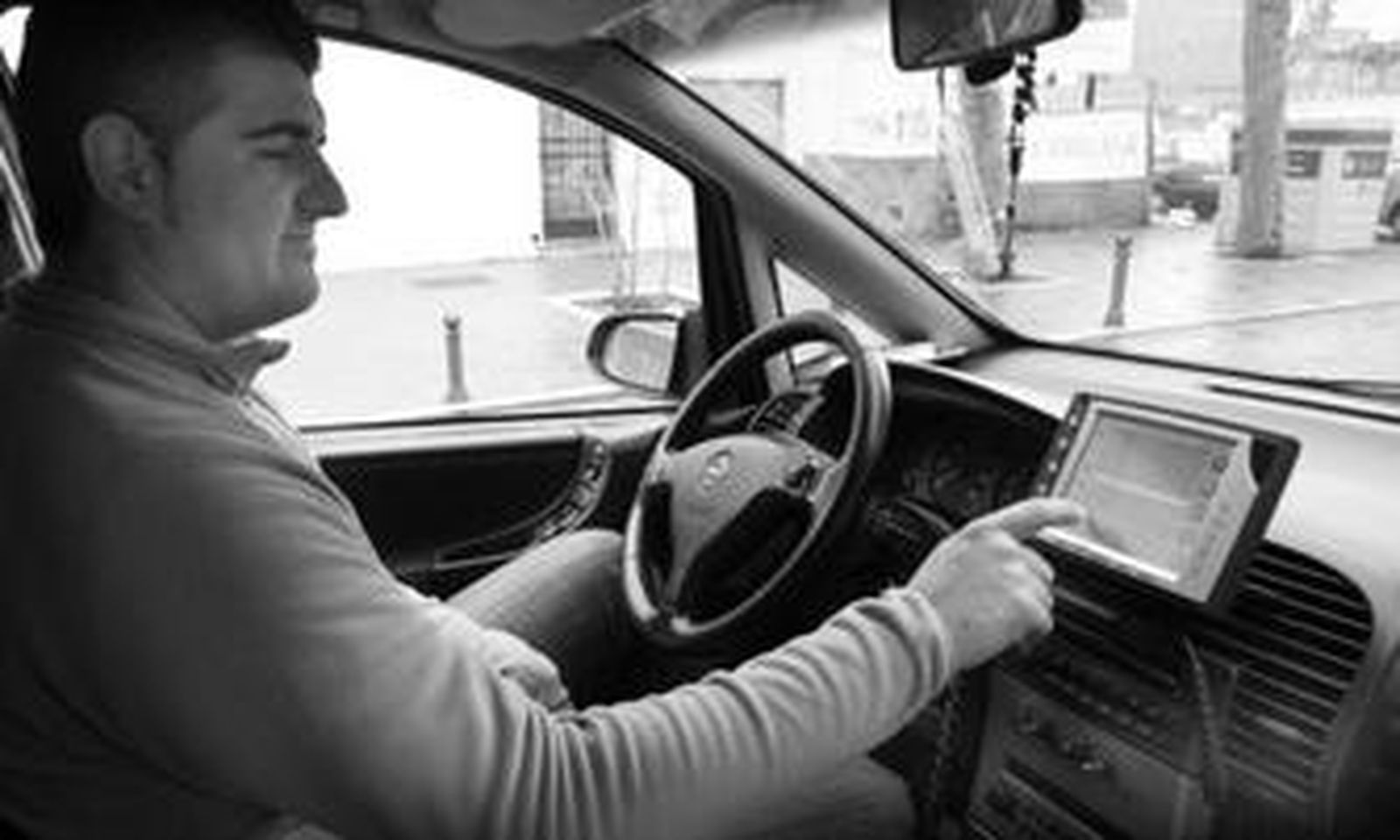 Un taxista muestra a este diario el dispositivo GPS de su vehículo.
