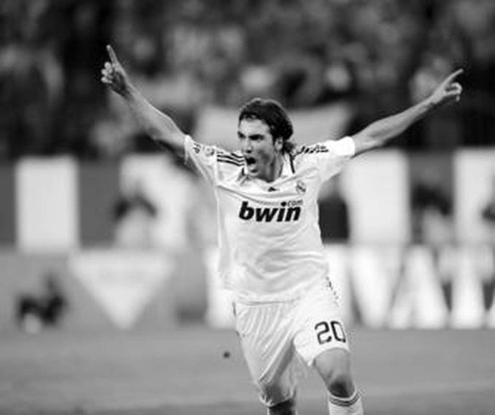 Higuaín celebra con alborozo el gol de penalti que anotó en el minuto 96 y que supuso el triunfo del Real Madrid en un derbi vibrante y polémico.