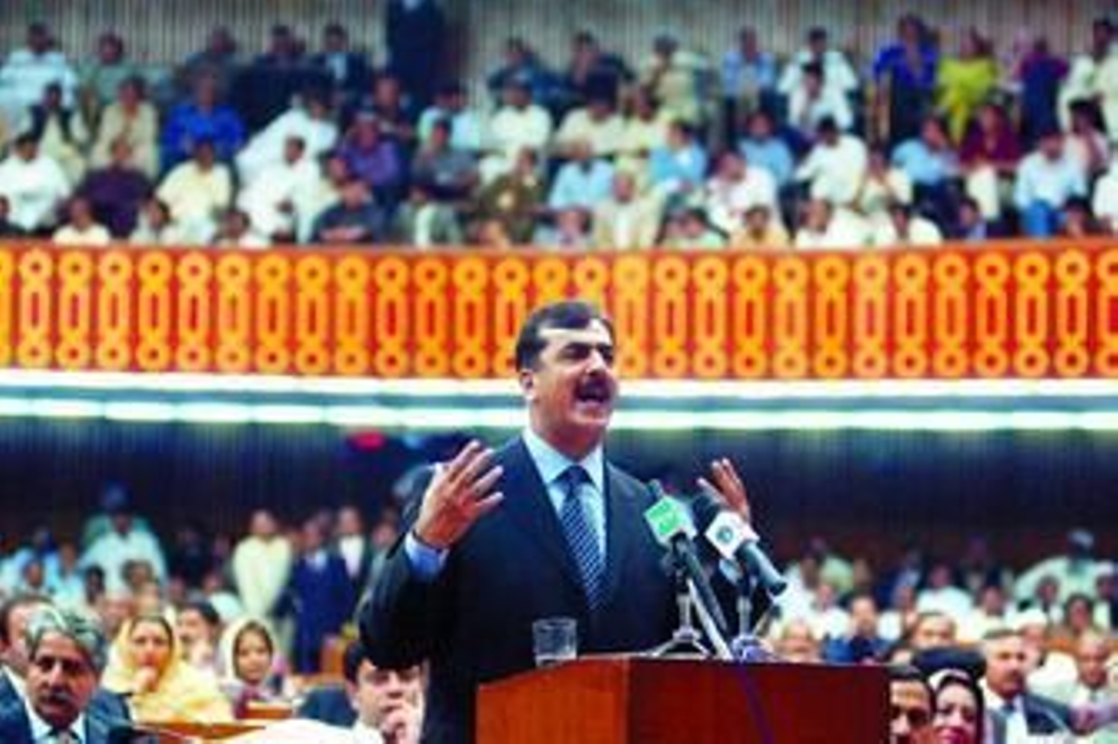 El nuevo primer ministro de Pakistán, Yusuf Raza Gilani, durante su intervención en el Parlamento.