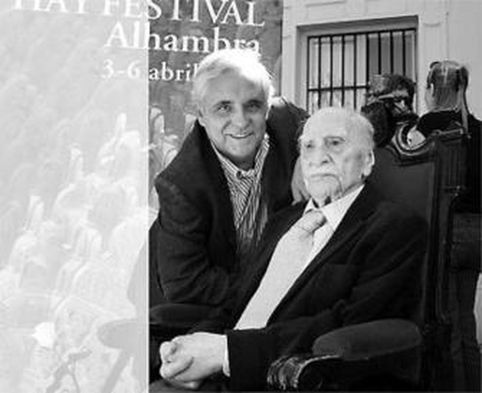 El escritor Juan Cruz junto a Ayala, ayer, en Granada.