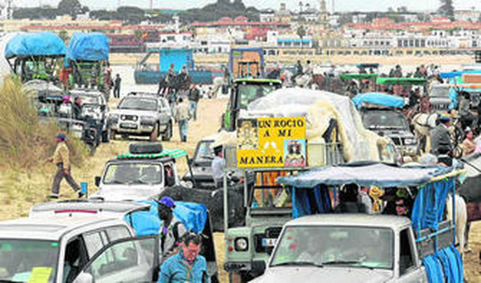 Vehículos en Doñana tras cruzar desde Bajo de Guía, en el Rocío de 2013.