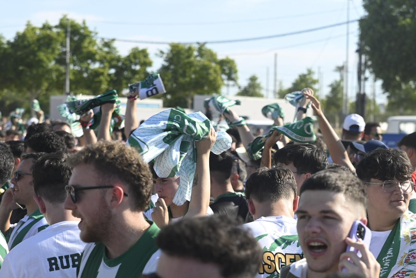 Las mejores imágenes del espectacular recibimiento a los jugadores del Córdoba CF antes de la final por el ascenso