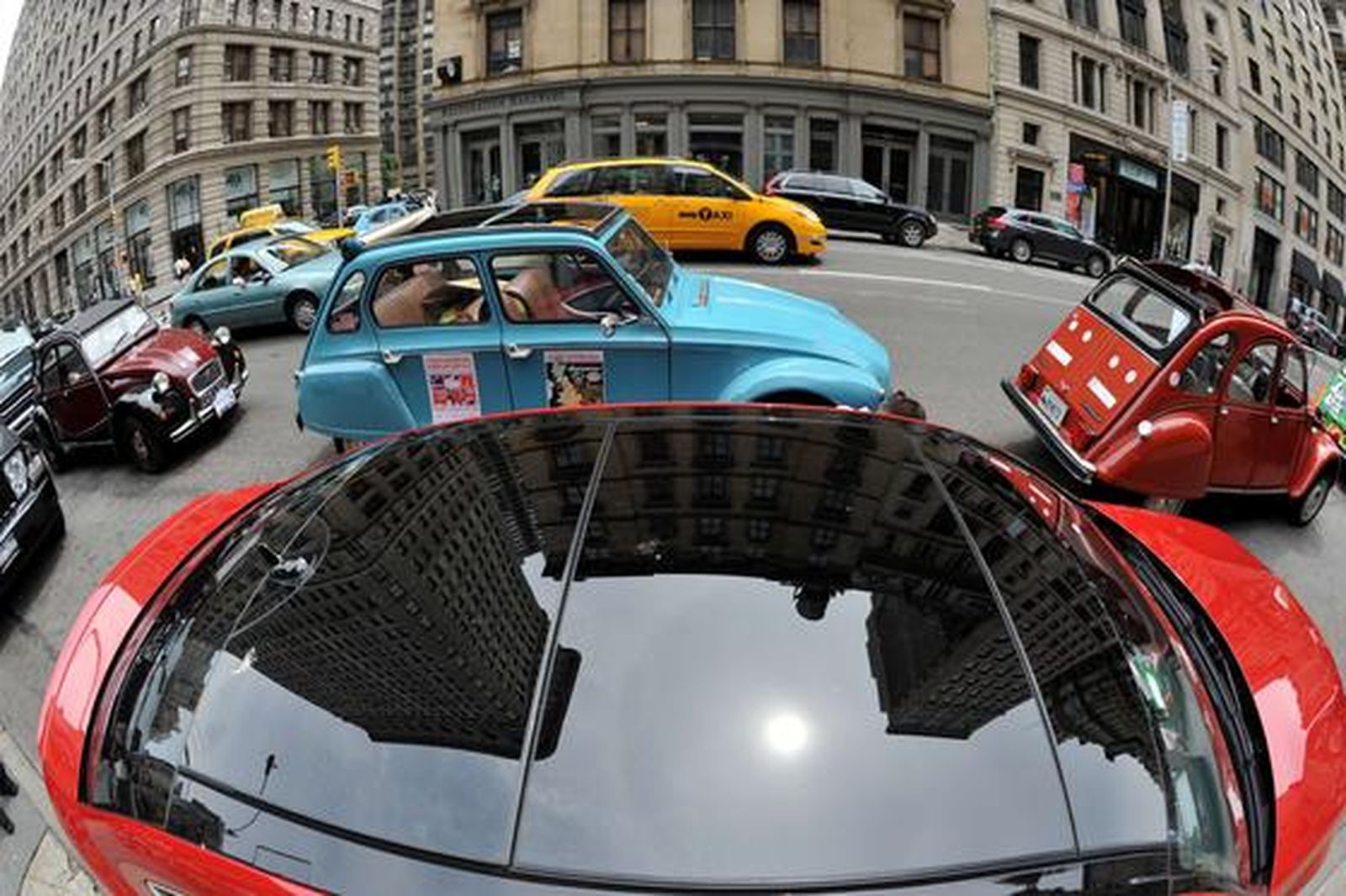 Los fanáticos del motor se pasean en los míticos Citroën 2CV que recorrieron las calles de Nueva York en un 'rally especial'.

Foto: AFP PHOTO