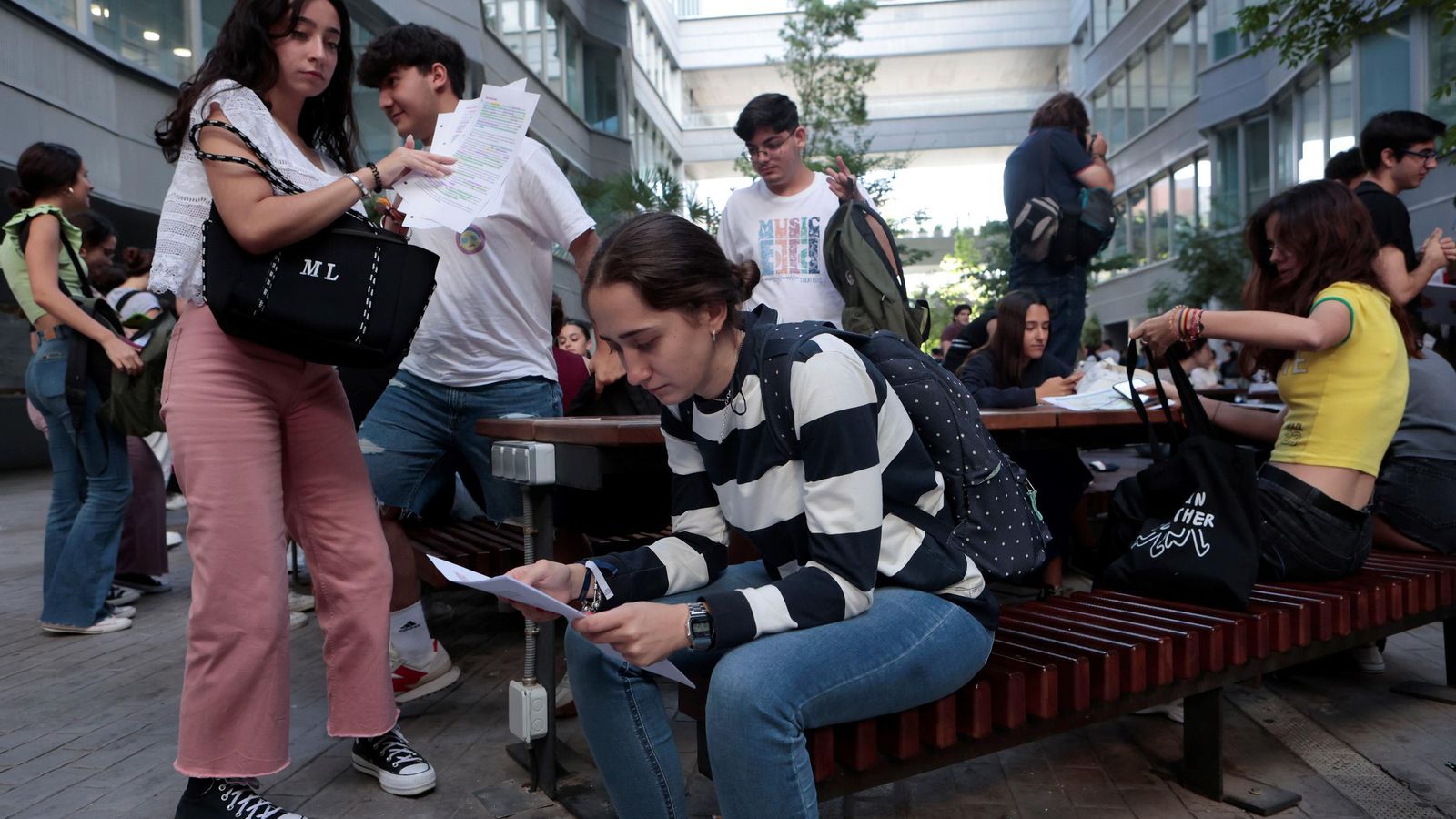 Una joven repasa los apuntes antes de un examen de Selectividad.