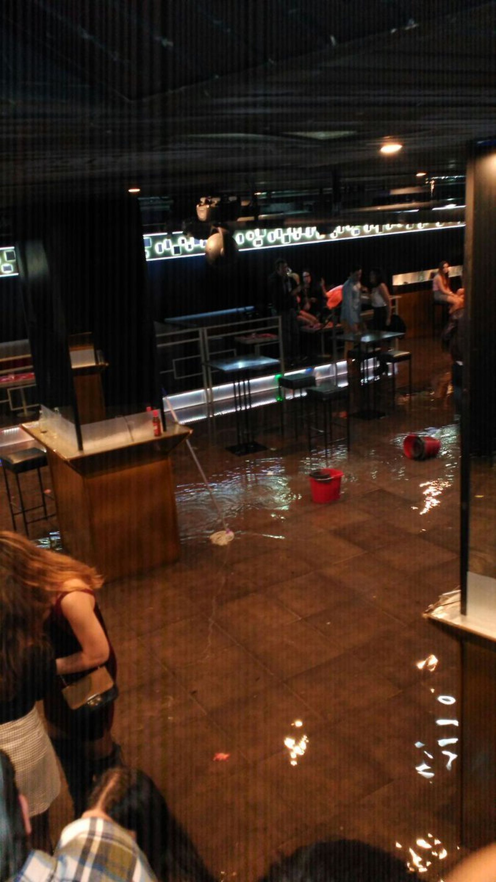 Clientes en la discoteca Andén, durante la madrugada.