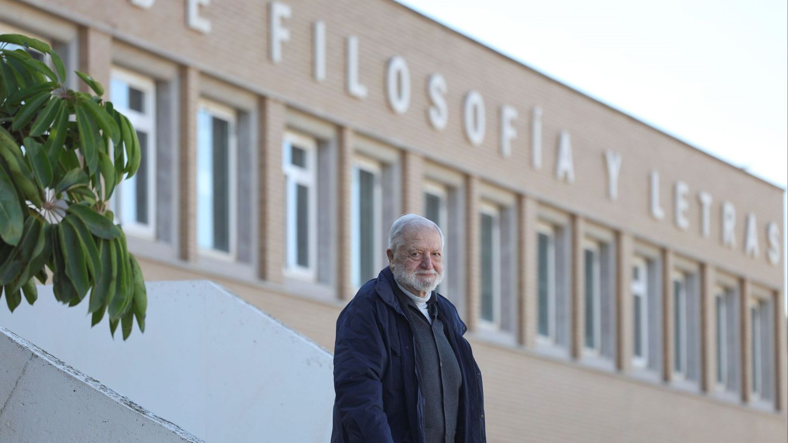 Manolo Torres frente a la Facultad de Filosofía y Letras donde cursa el Grado de Historia