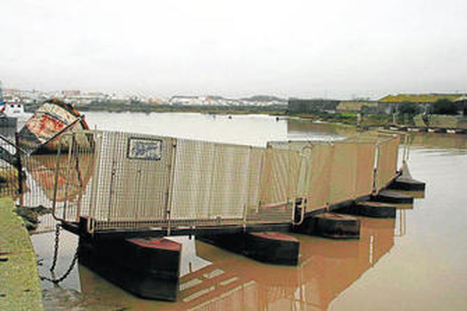 Aspecto que presenta en la actualidad la infraestructura creada para el cierre a la navegación del río Barbate.