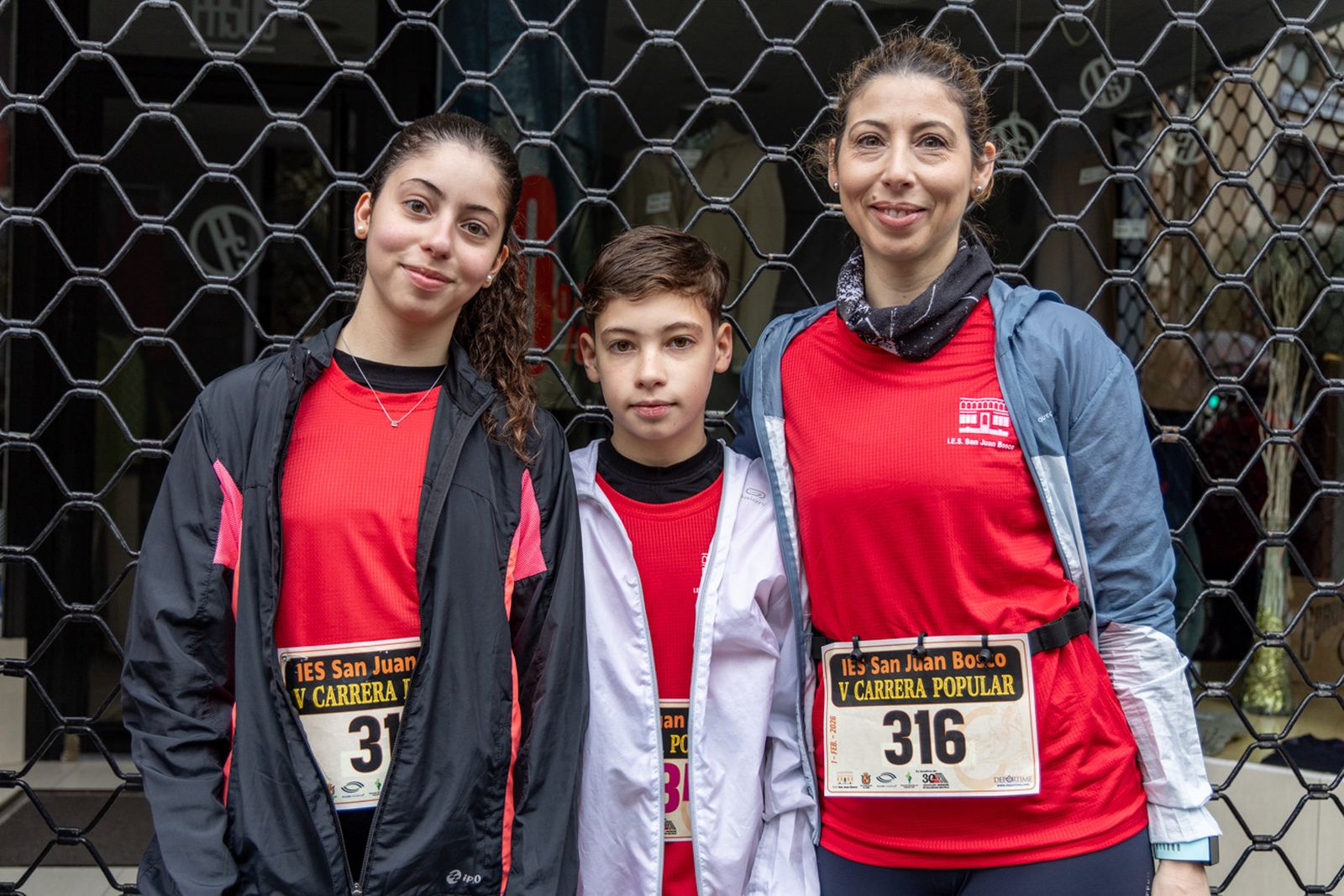 En imágenes: la lluvia no frena a más de un millar de corredores en la V Carrera Popular del IES San Juan Bosco (1)
