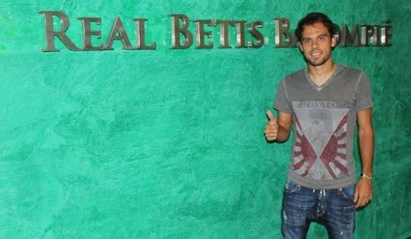 Matilla, bético hasta 2017