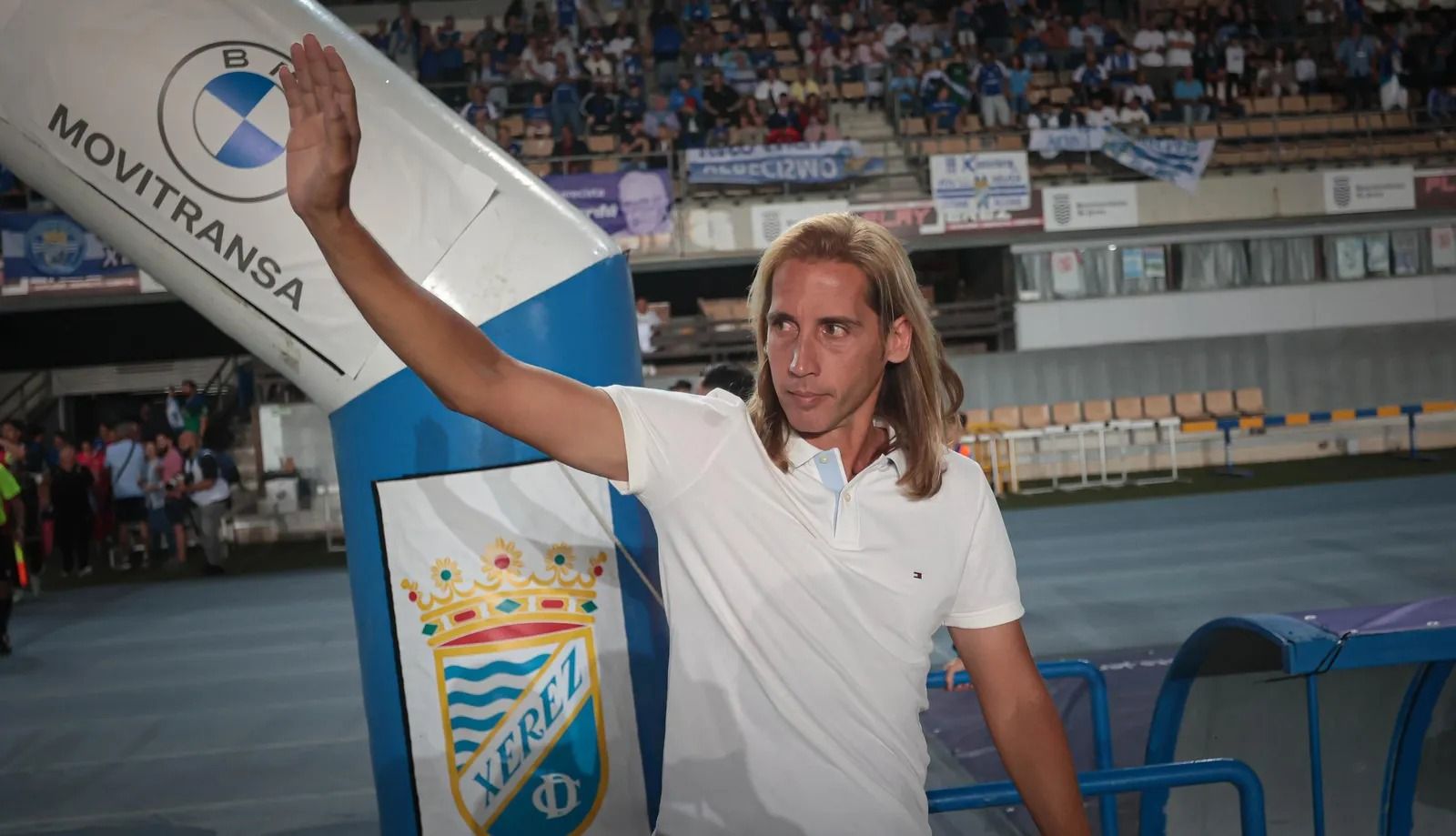 Checa saluda a los aficionados del Xerez CD en el partido de la primera vuelta en Chapín.