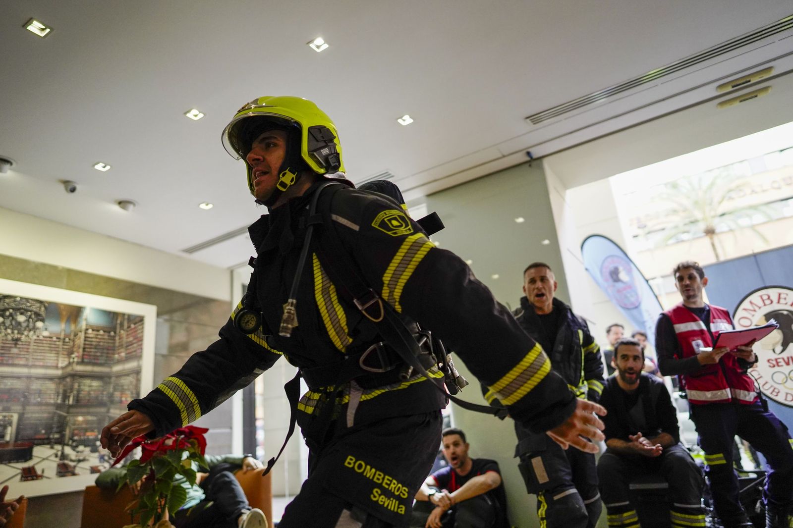 La cronoescalada de los bomberos en la Torre de los Remedios, todas las fotos