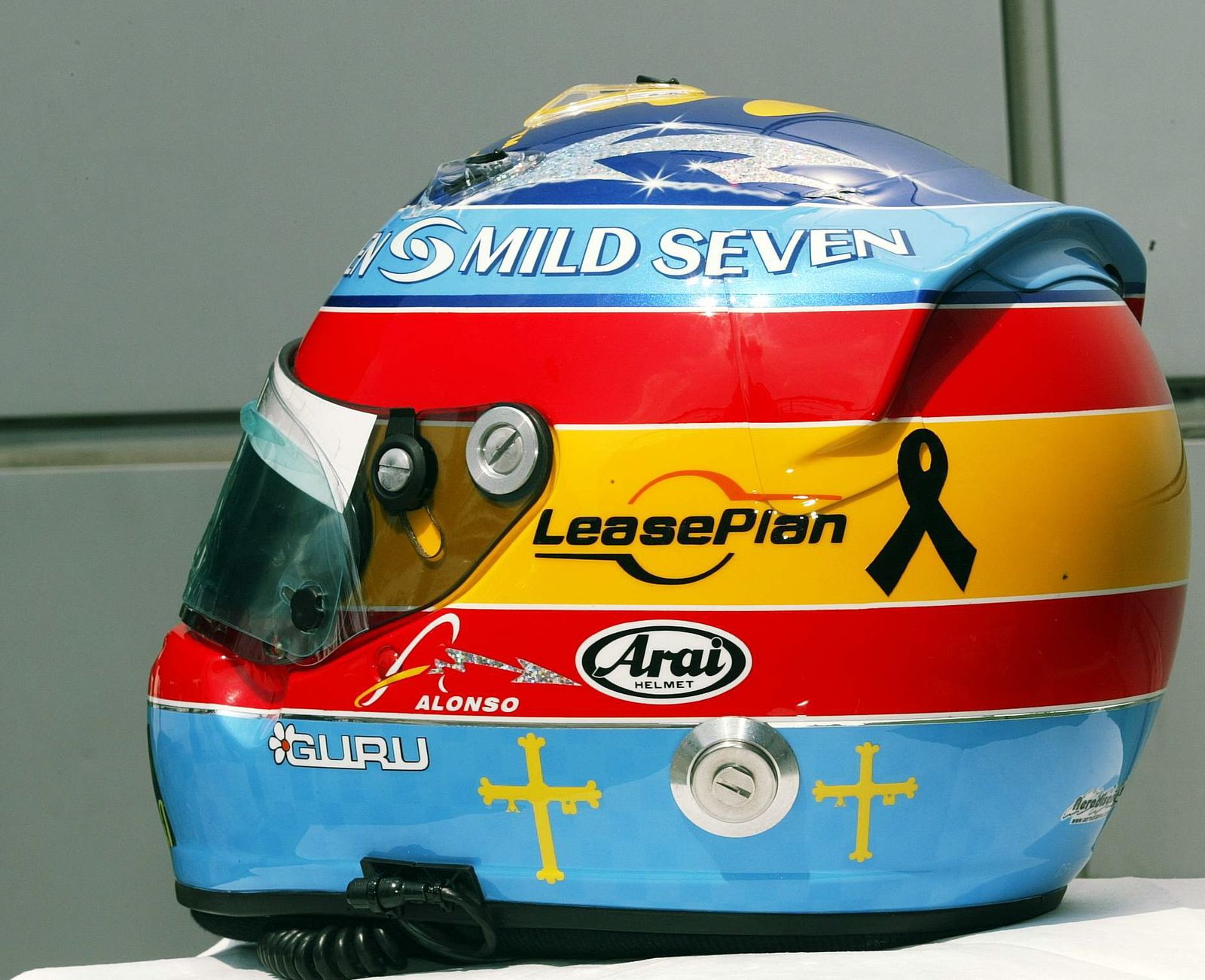 Casco de Fórmula 1 perteneciente a Fernando Alonso en la temporada de 2004.
