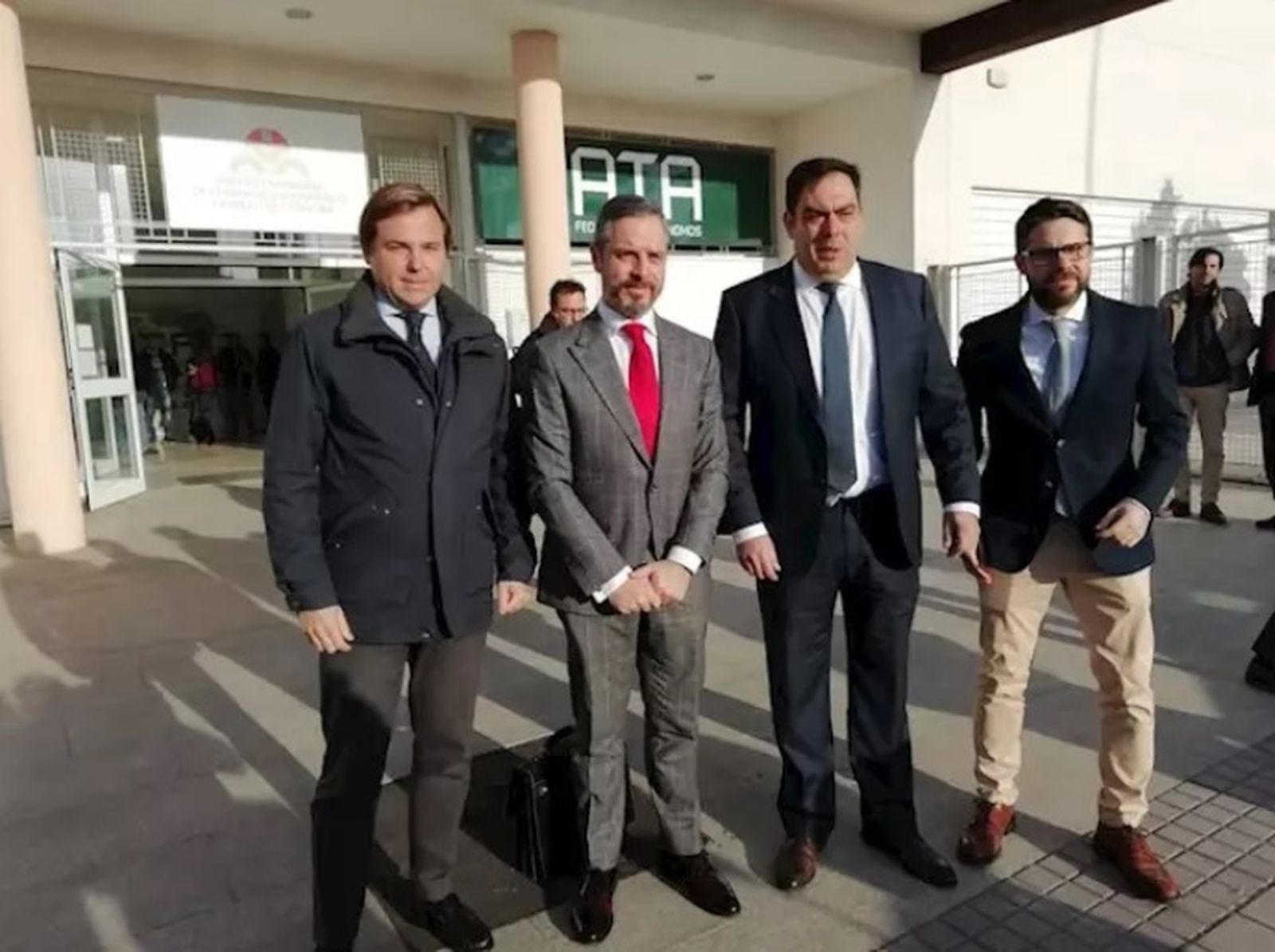 Foto de familia ante la sede de ATA en Córdoba